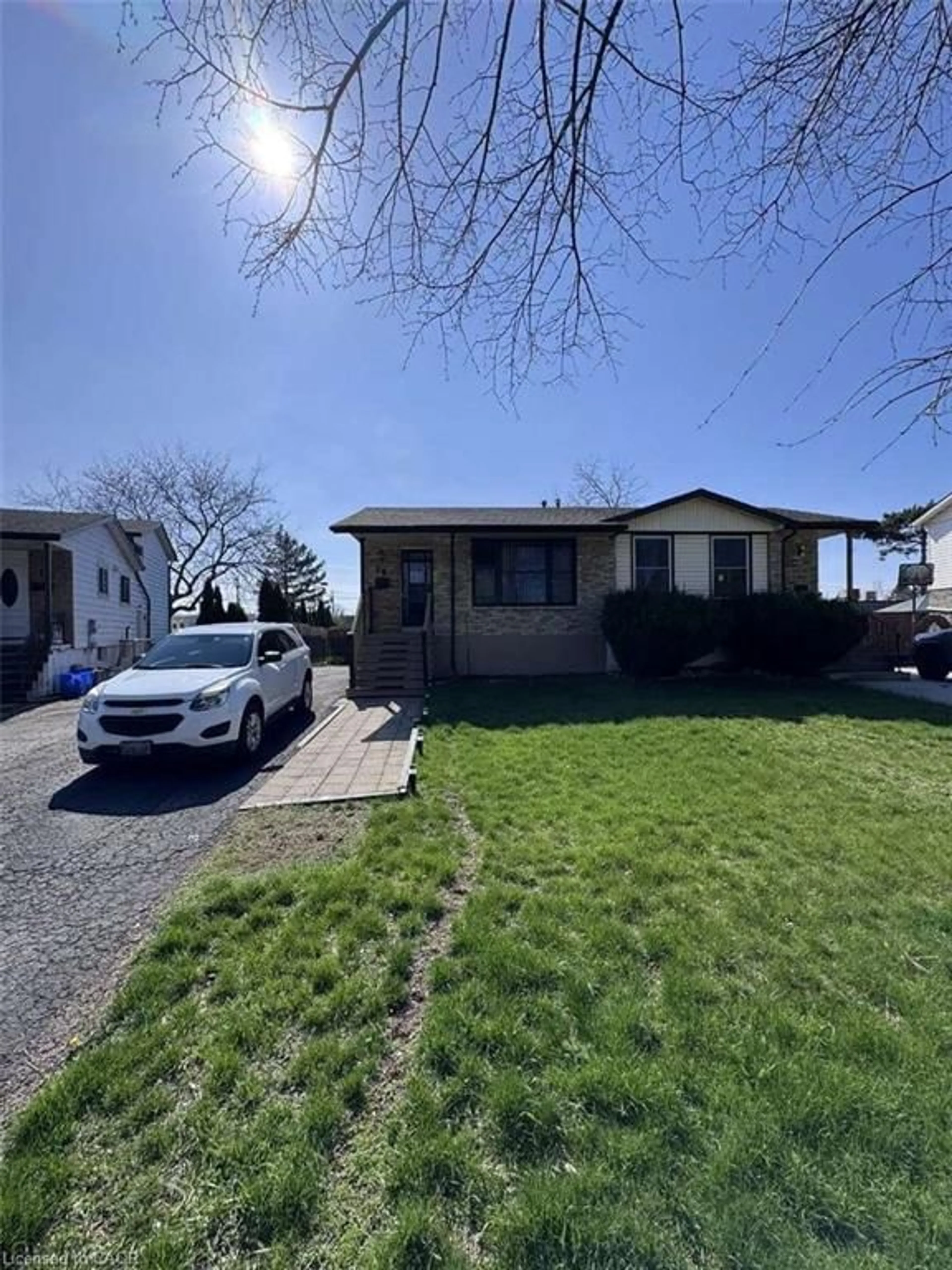A pic from outside/outdoor area/front of a property/back of a property/a pic from drone, street for 16 Bula Dr, St. Catharines Ontario L2N 6R6