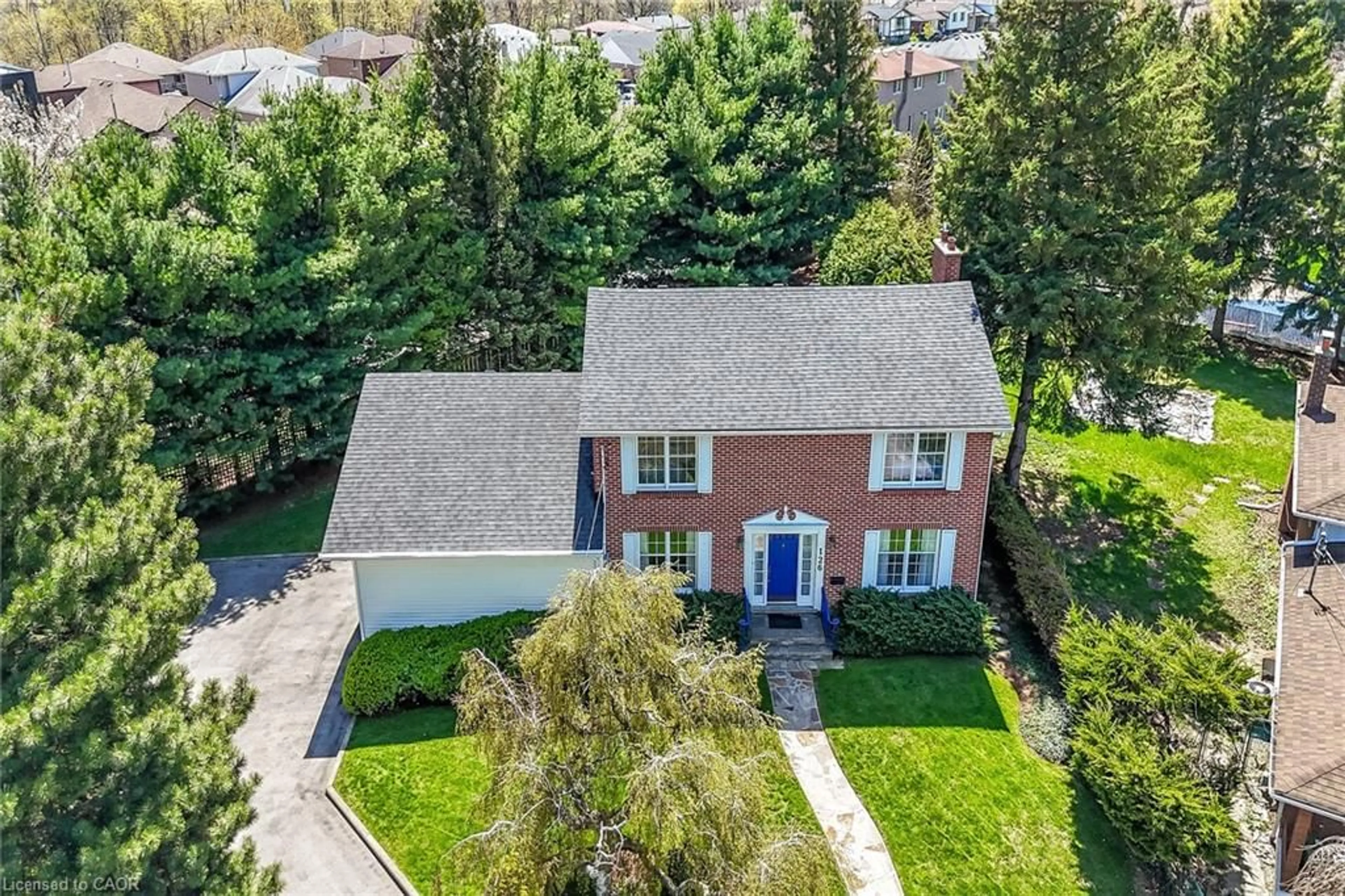 A pic from outside/outdoor area/front of a property/back of a property/a pic from drone, street for 126 Forest Hill Cres, Hamilton Ontario L8K 5V4
