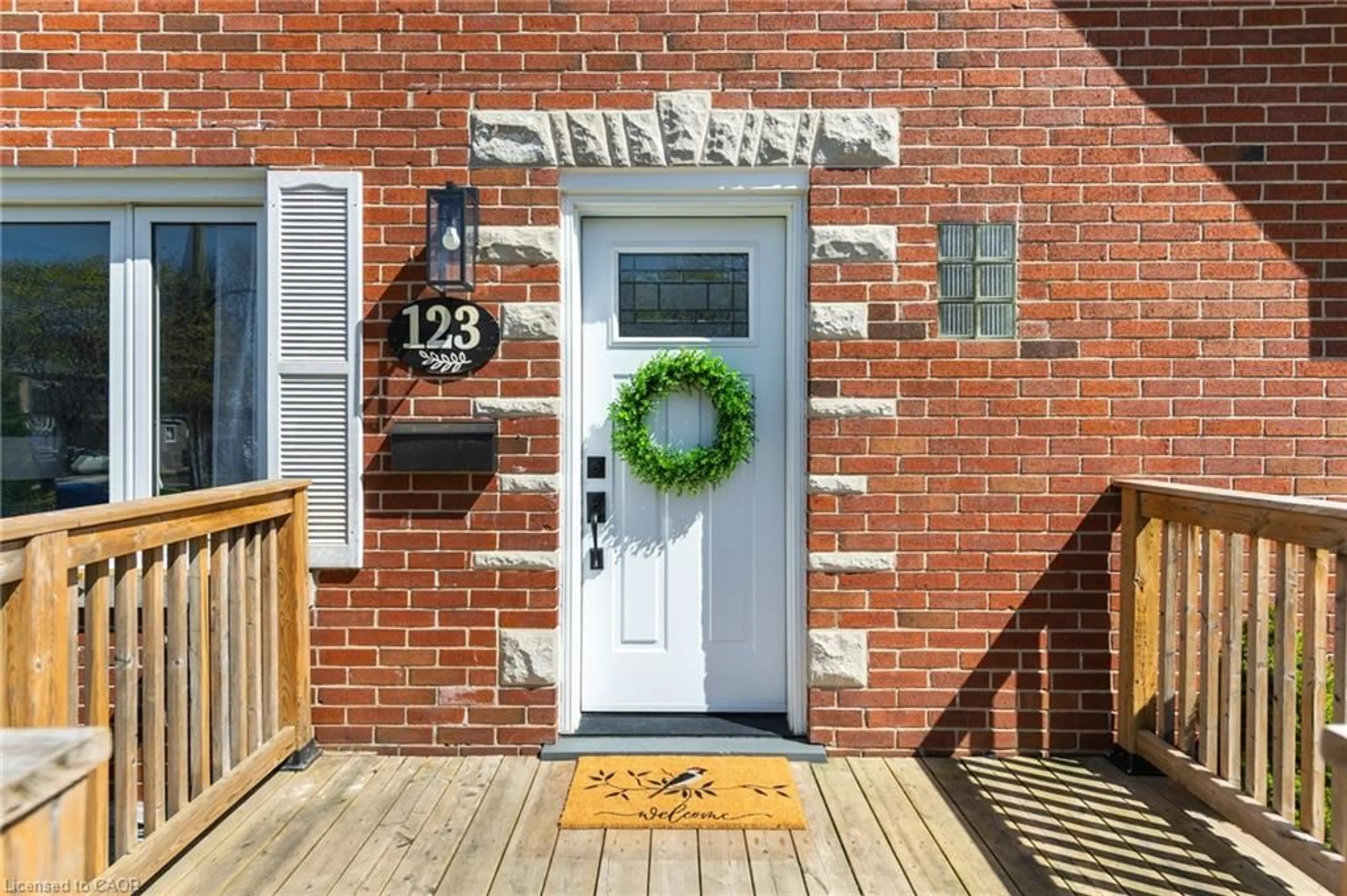 Indoor entryway for 123 Fifth Ave, Kitchener Ontario N2C 1P5