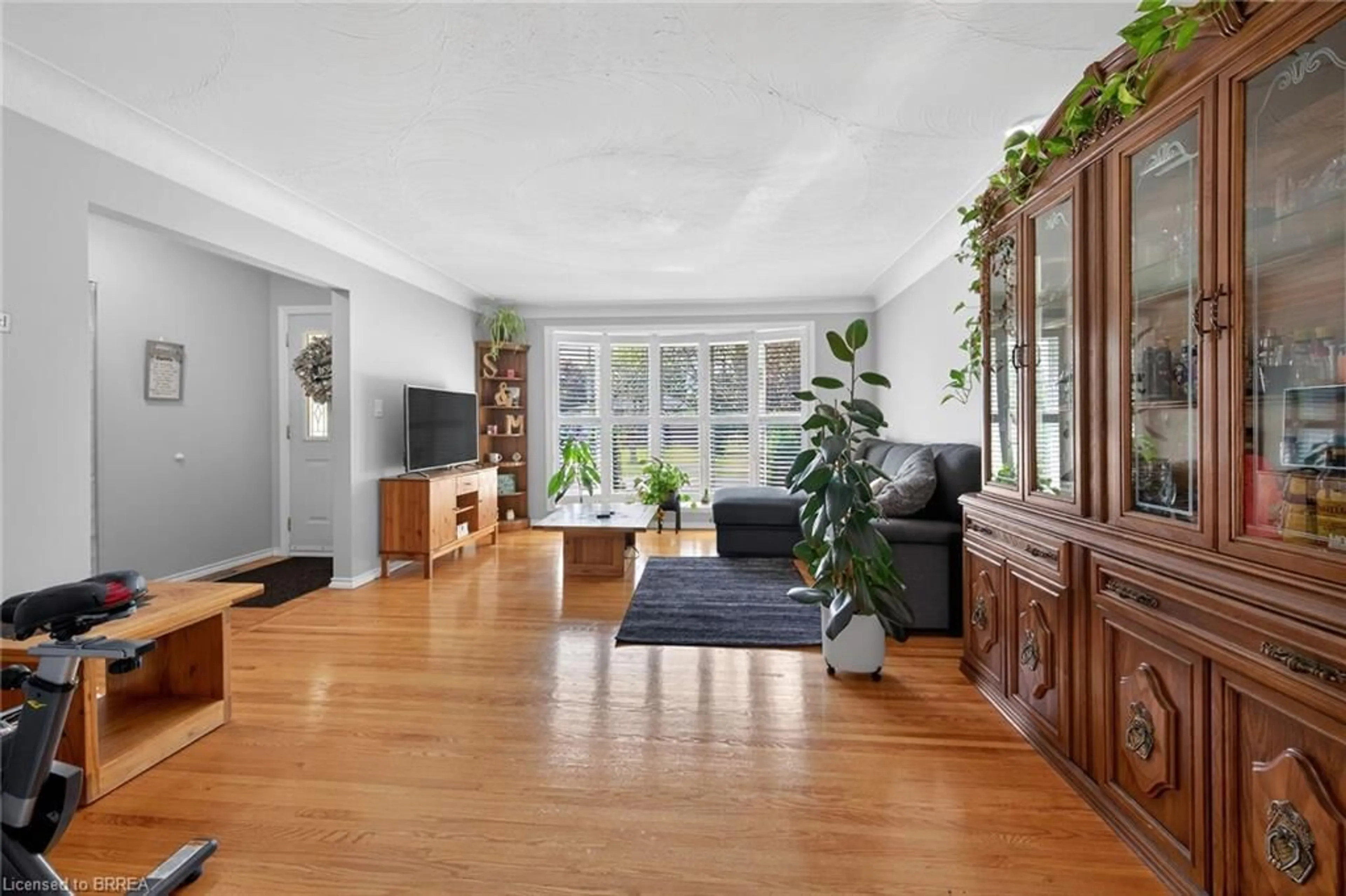 Living room with furniture, unknown for 2 Coachwood Rd, Brantford Ontario N3R 3R4