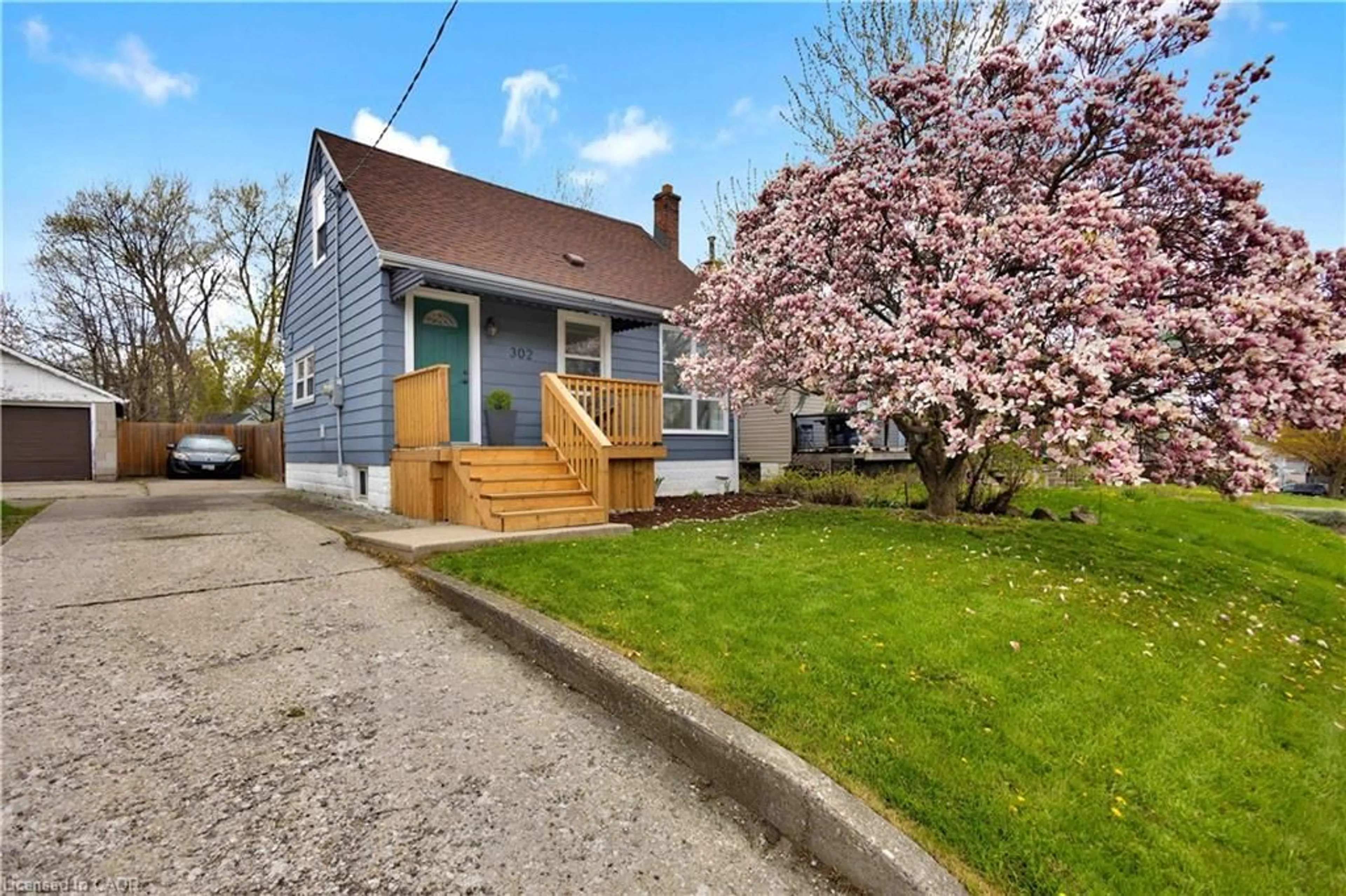 Unknown for 302 East 22nd St, Hamilton Ontario L8V 2W1