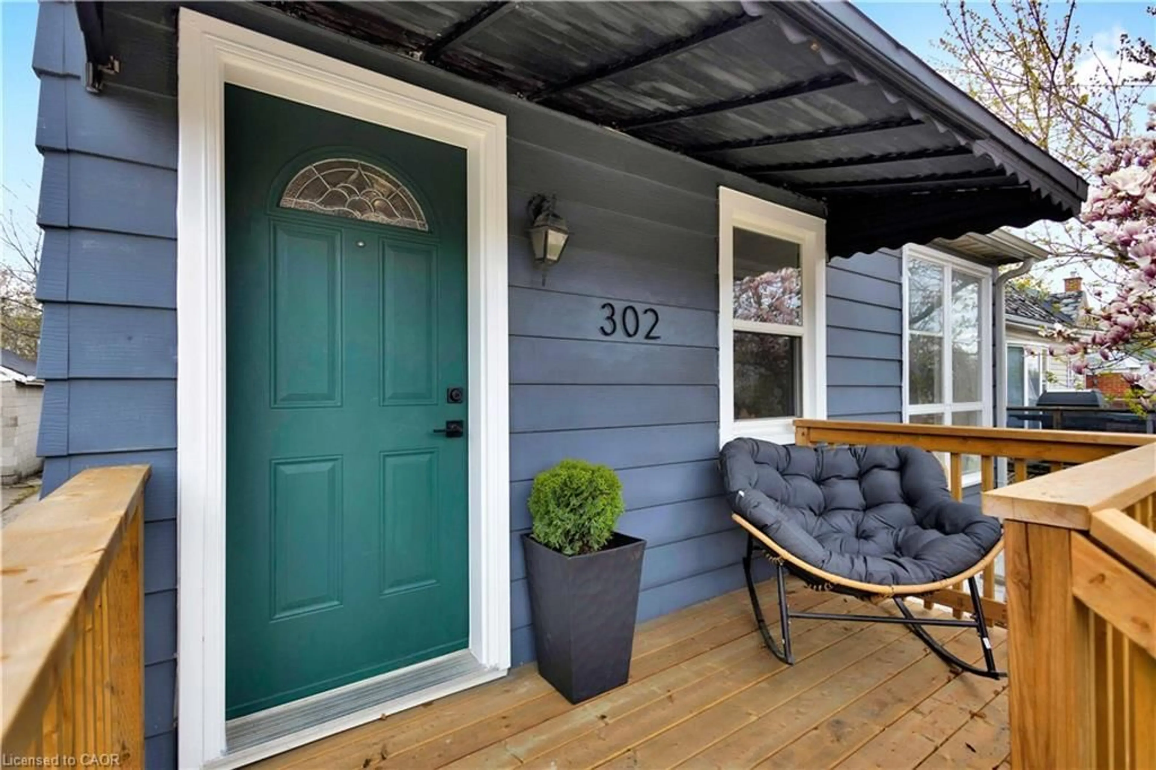 Indoor entryway for 302 East 22nd St, Hamilton Ontario L8V 2W1