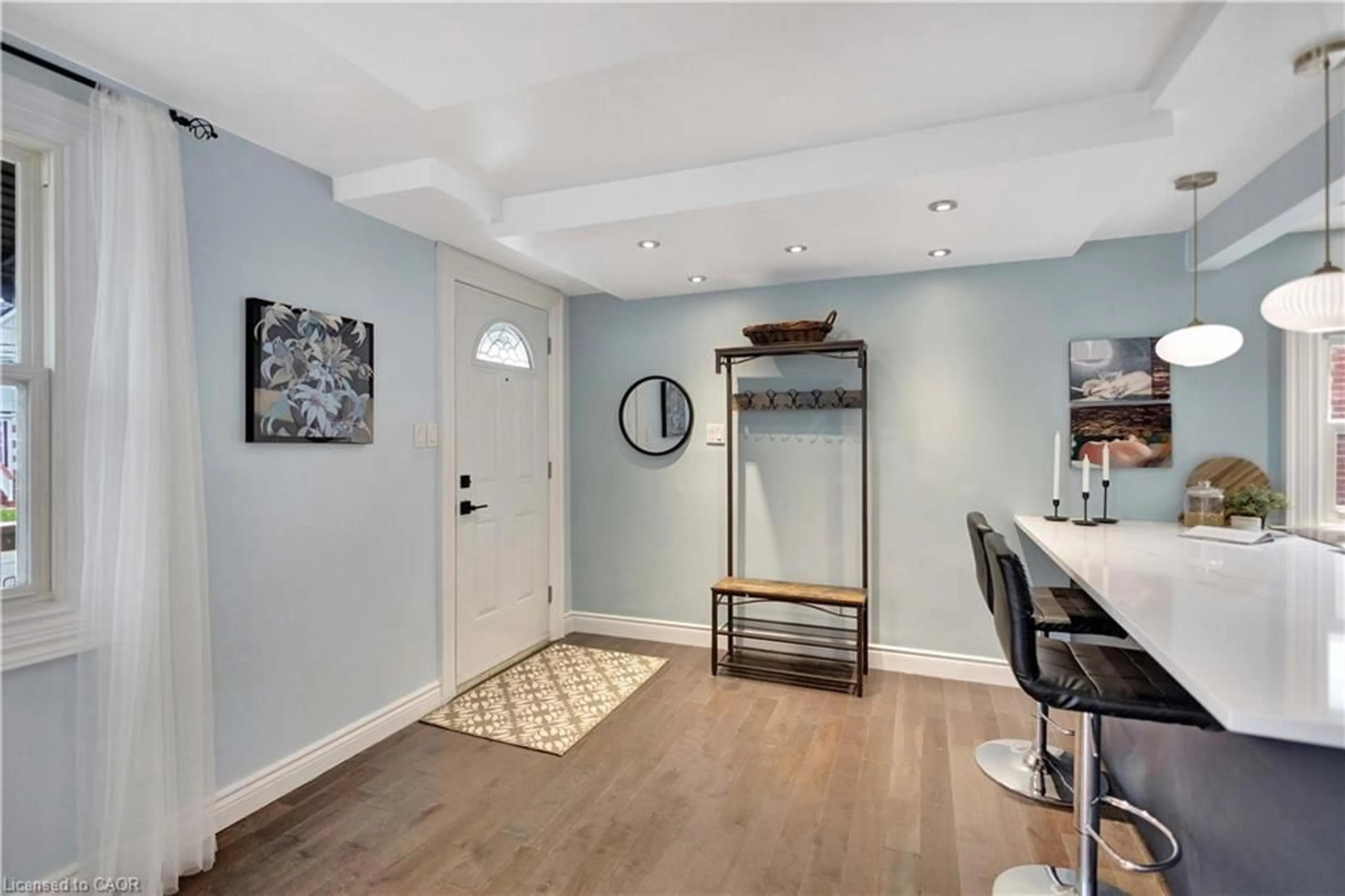 Indoor entryway for 302 East 22nd St, Hamilton Ontario L8V 2W1