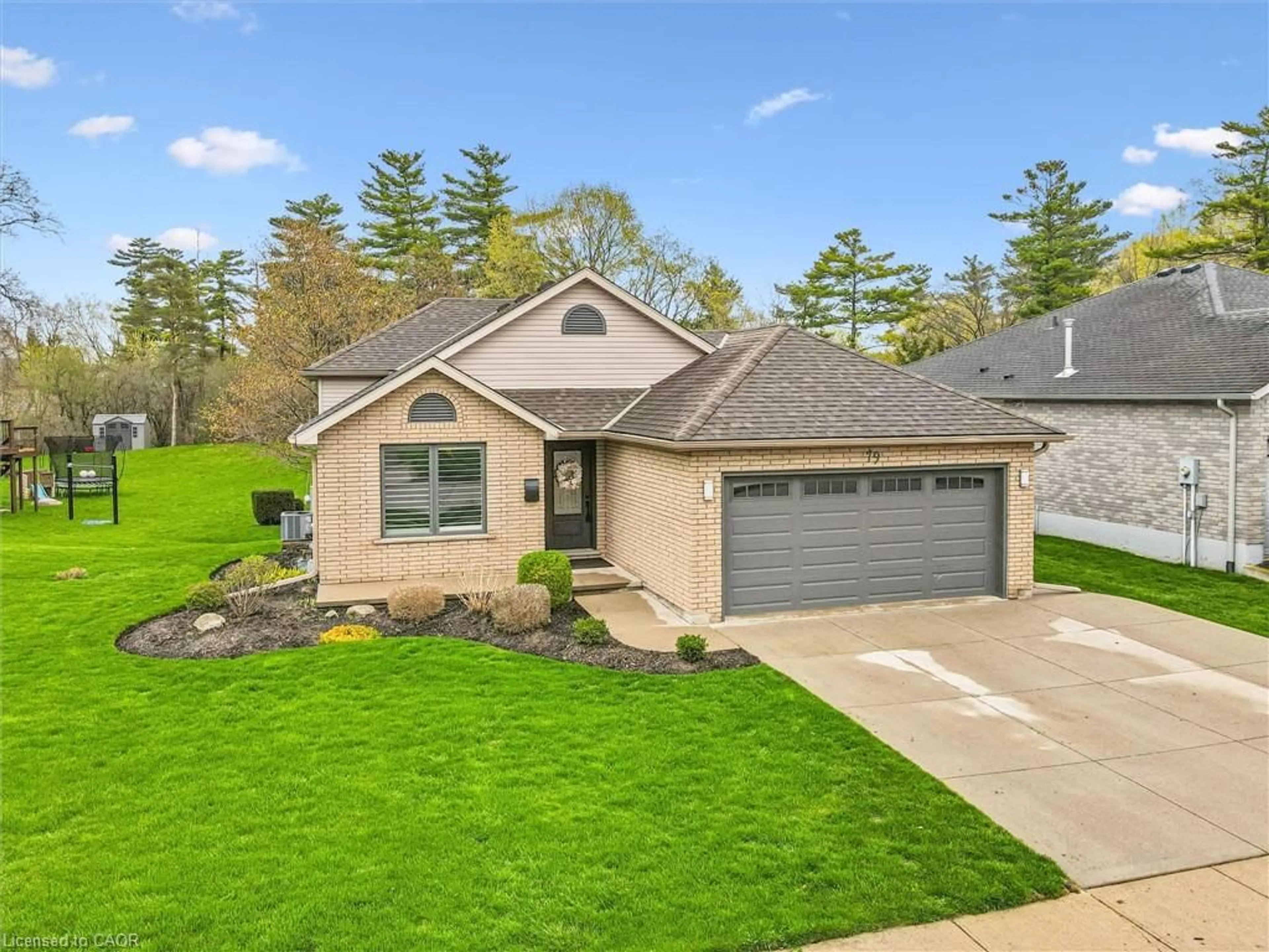 A pic from outside/outdoor area/front of a property/back of a property/a pic from drone, street for 79 Fairlake Dr, Cambridge Ontario N1S 4Z4