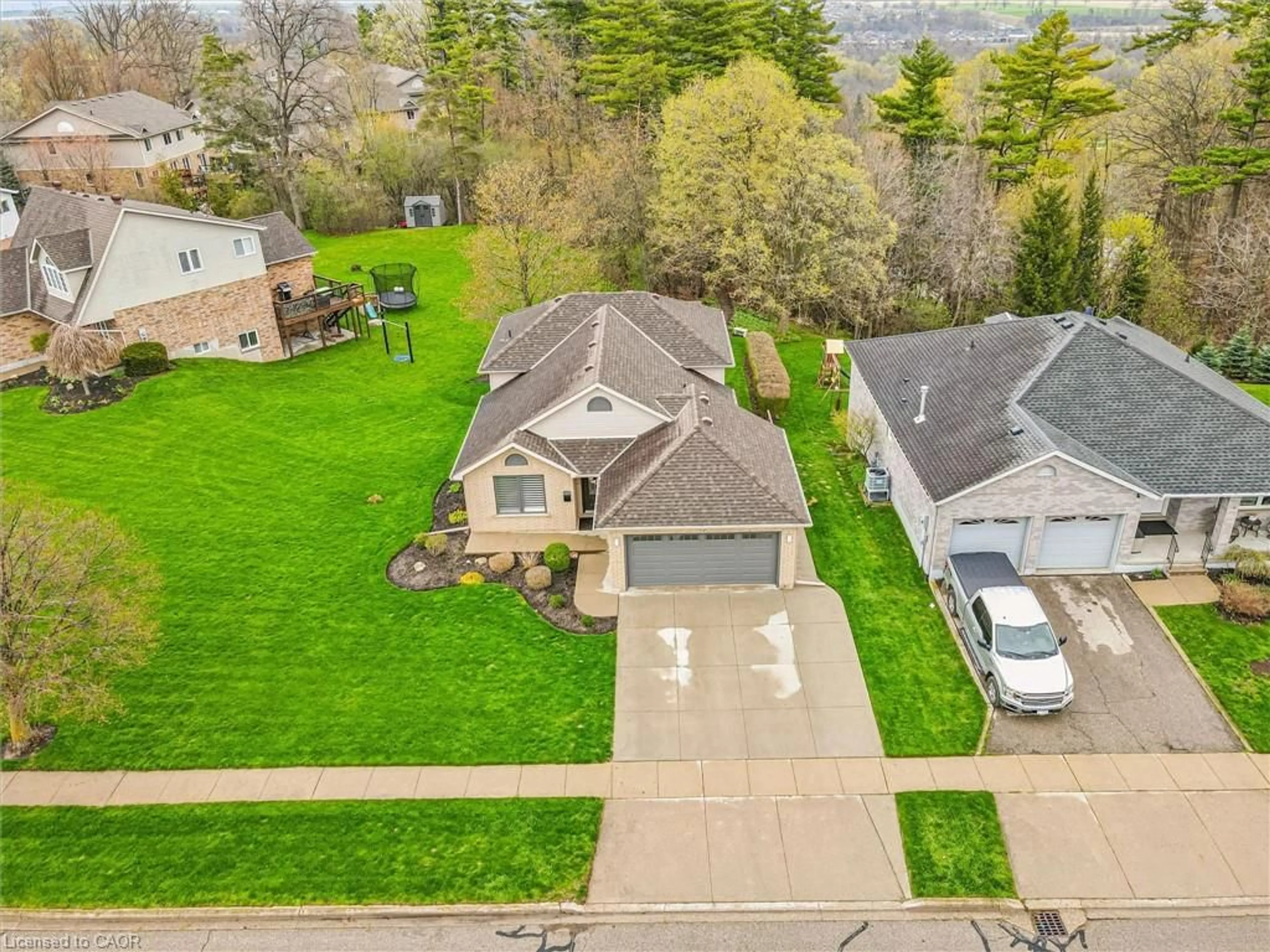 A pic from outside/outdoor area/front of a property/back of a property/a pic from drone, street for 79 Fairlake Dr, Cambridge Ontario N1S 4Z4