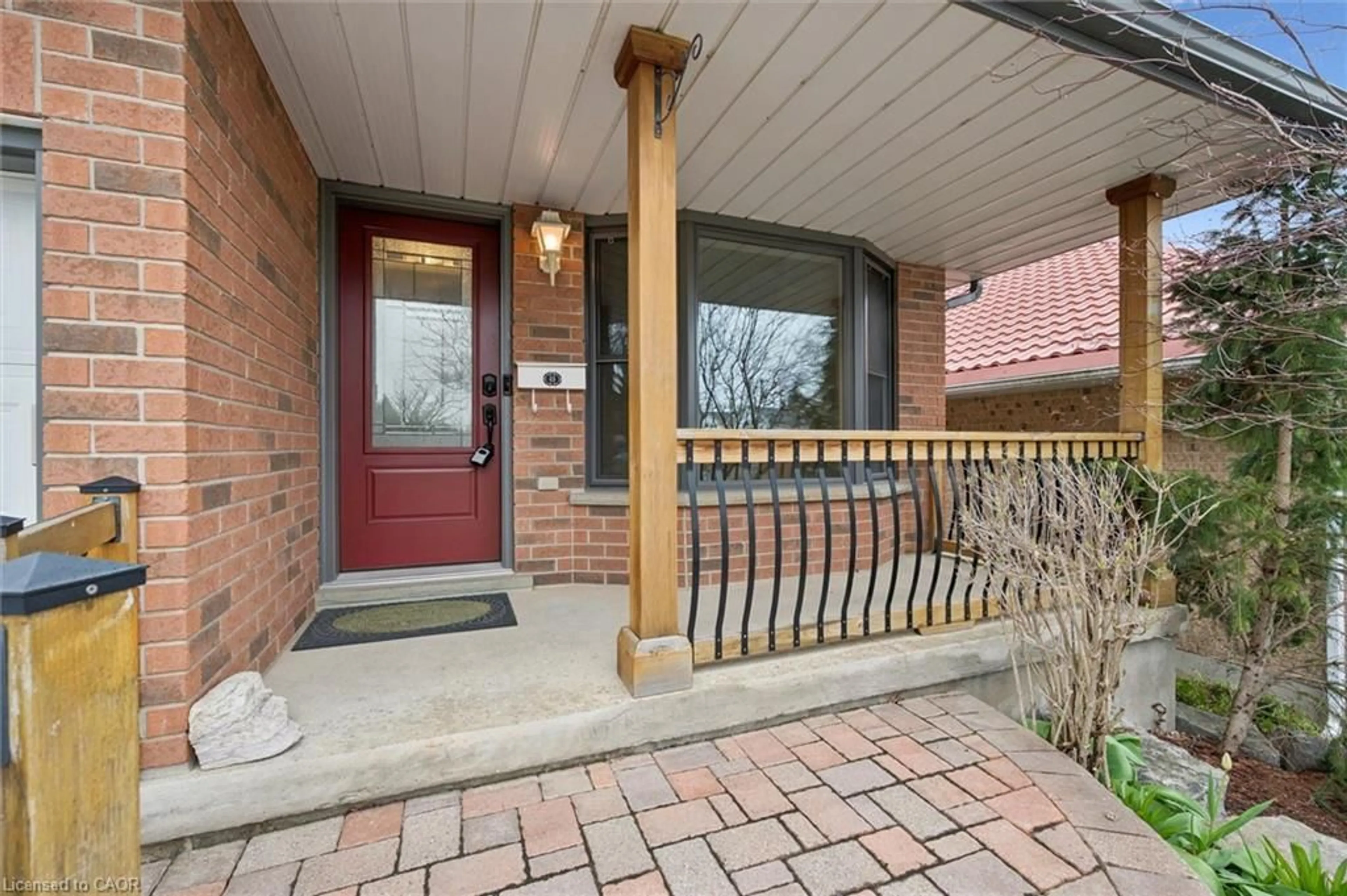 Indoor entryway for 576 Thorndale Dr, Waterloo Ontario N2T 2P9