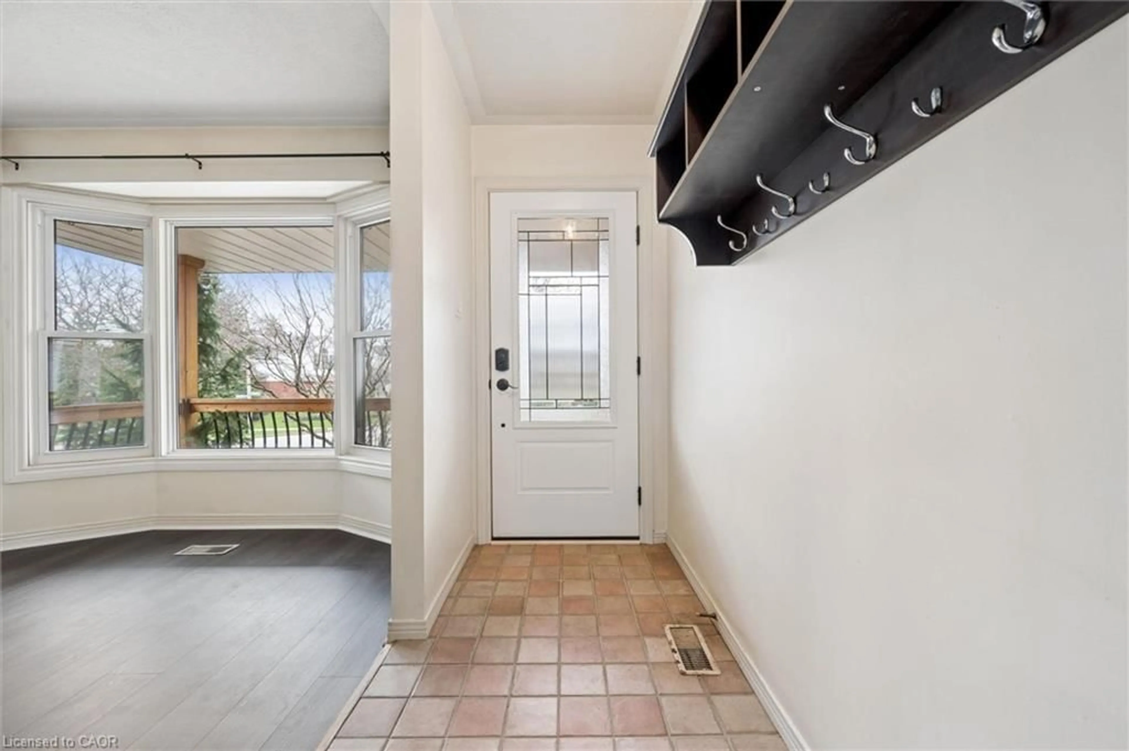 Indoor entryway for 576 Thorndale Dr, Waterloo Ontario N2T 2P9