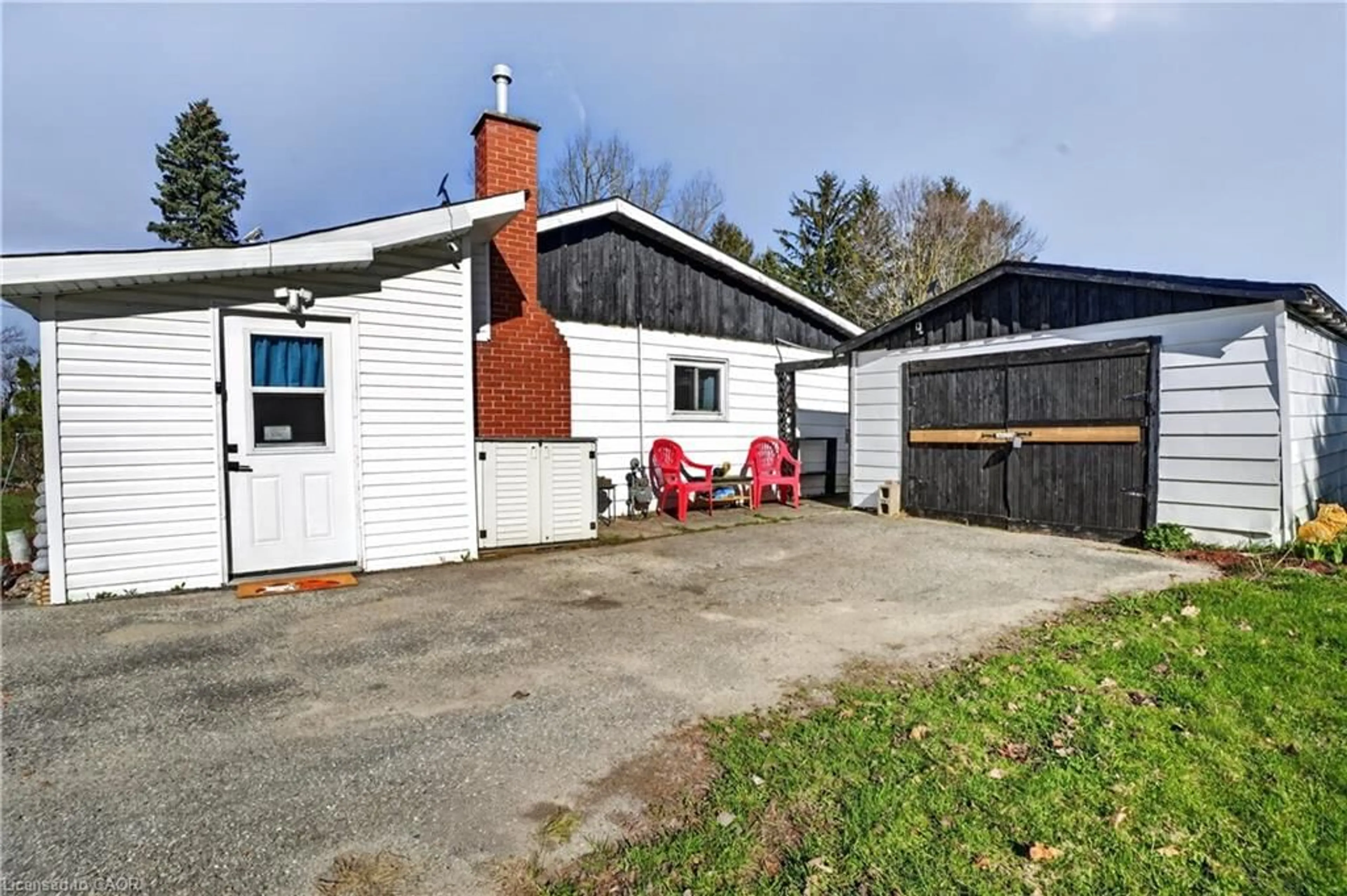 A pic from outside/outdoor area/front of a property/back of a property/a pic from drone, street for 645 Queen St, Mount Forest Ontario N0G 2L1