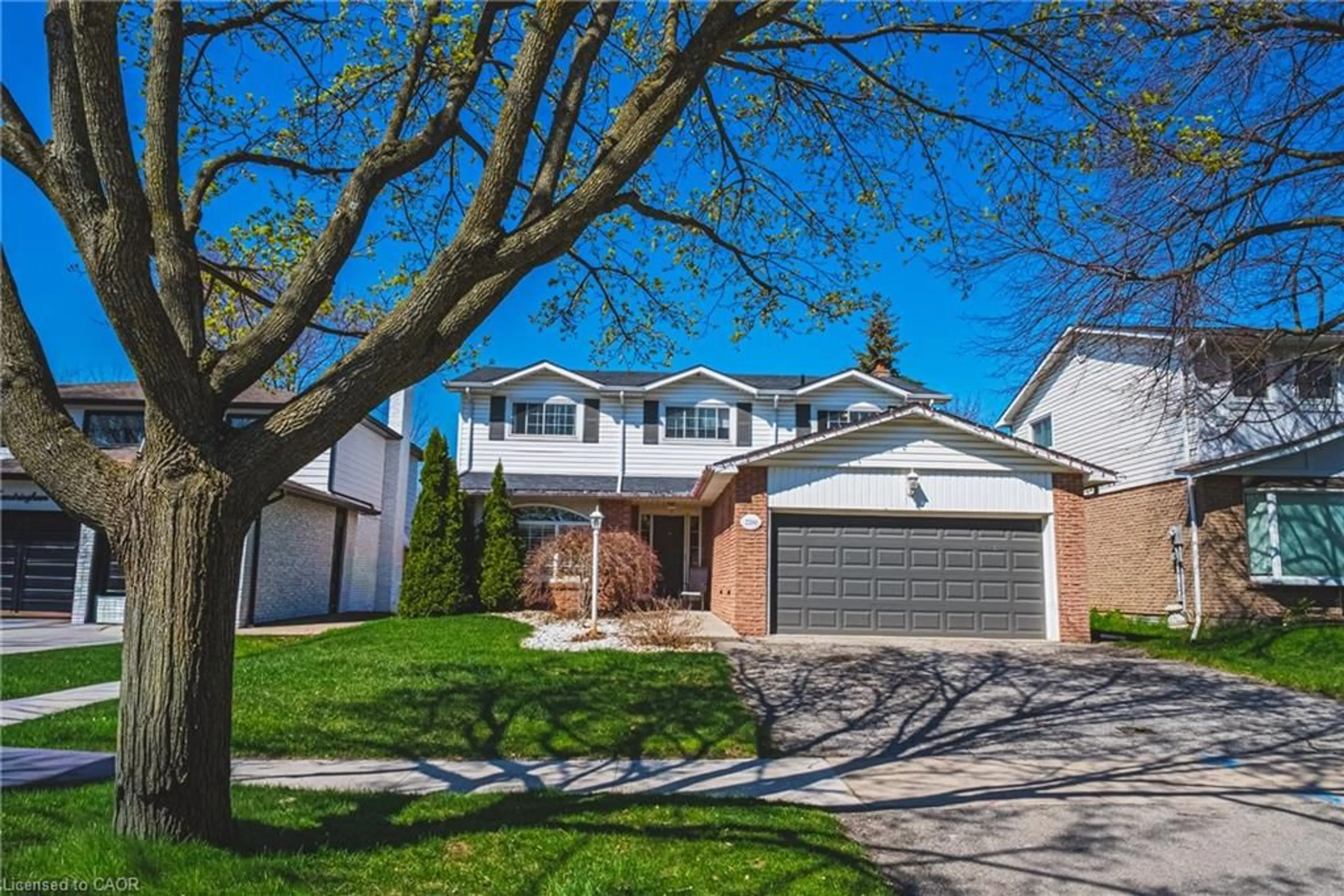 Home with vinyl exterior material, street for 2200 Sandringham Dr, Burlington Ontario L7P 1T9