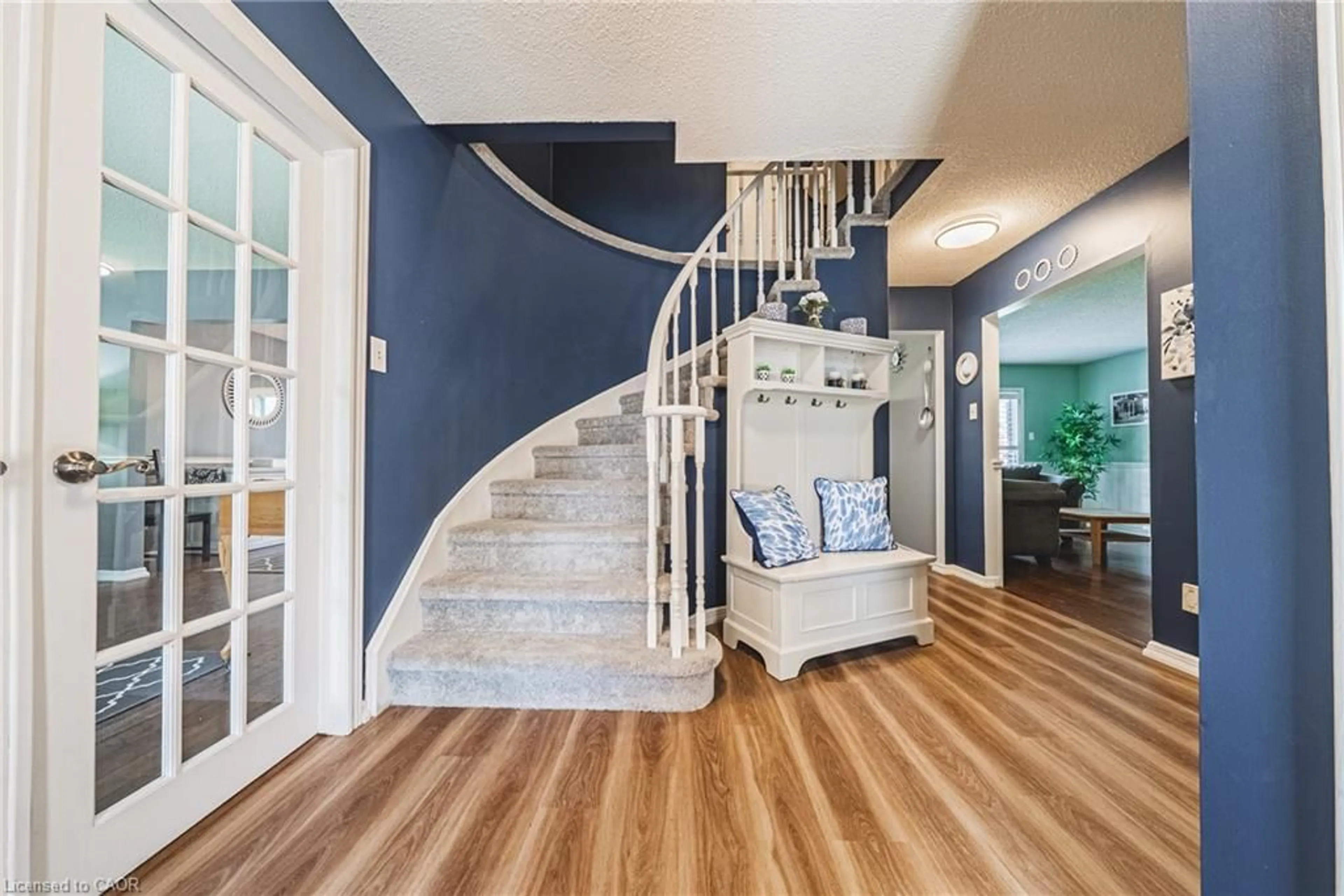 Indoor entryway for 2200 Sandringham Dr, Burlington Ontario L7P 1T9