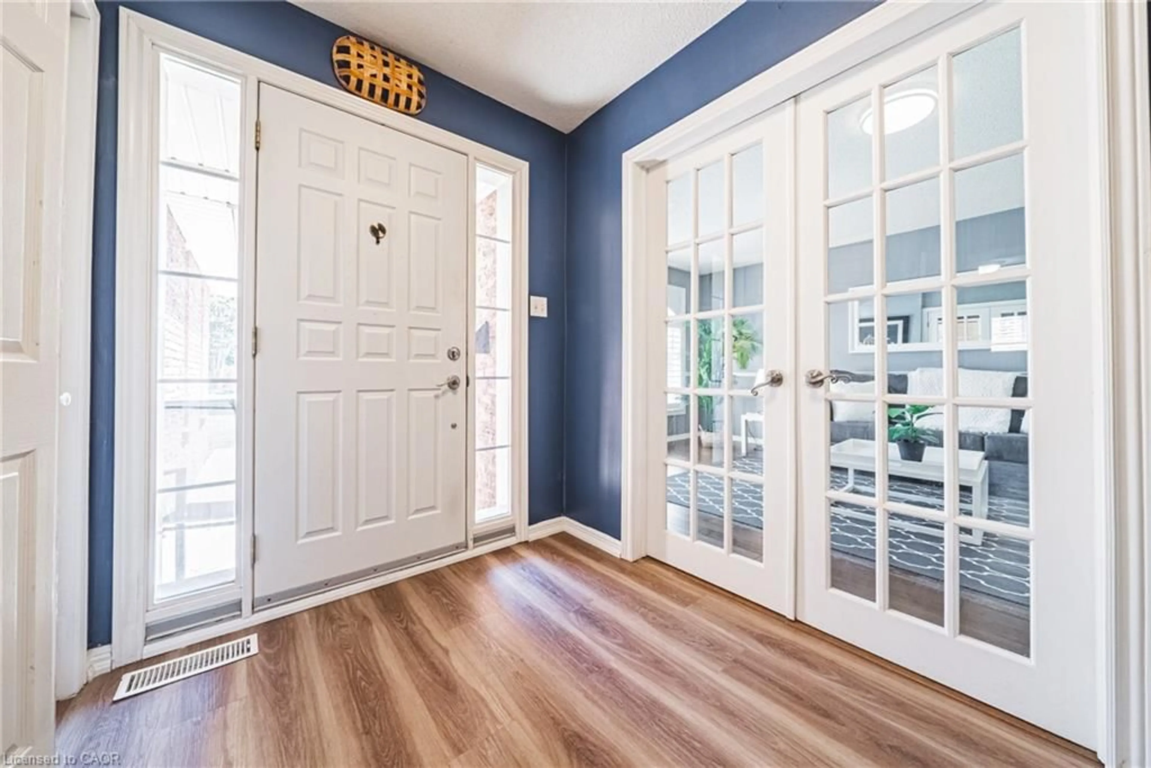 Indoor entryway for 2200 Sandringham Dr, Burlington Ontario L7P 1T9