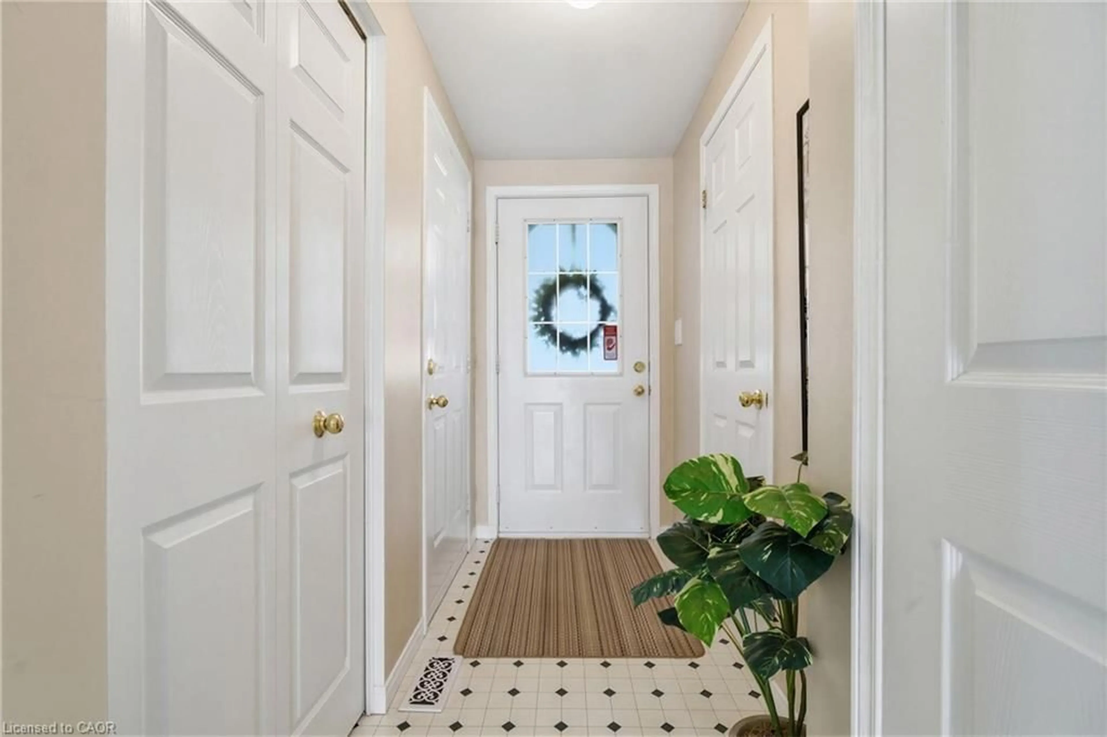 Indoor entryway for 130 Donnenwerth Dr, Kitchener Ontario N2E 4C8