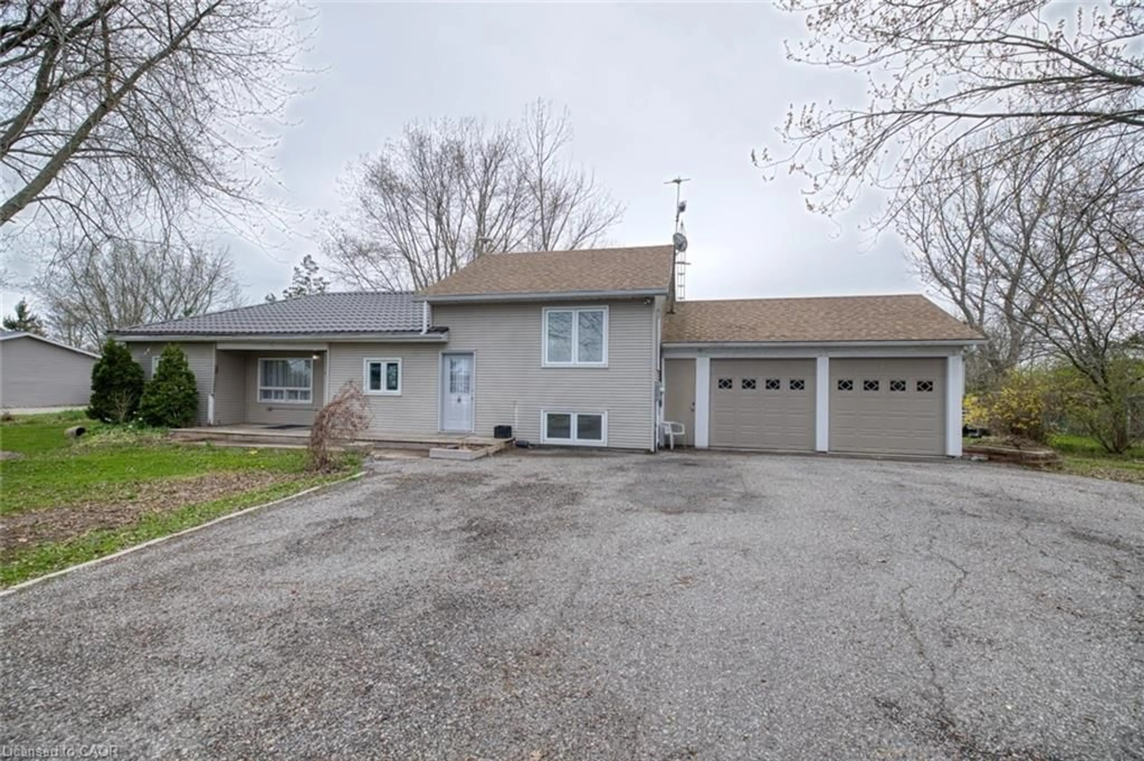 A pic from outside/outdoor area/front of a property/back of a property/a pic from drone, street for 521 Marshall Rd, Dunnville Ontario N1A 2W8
