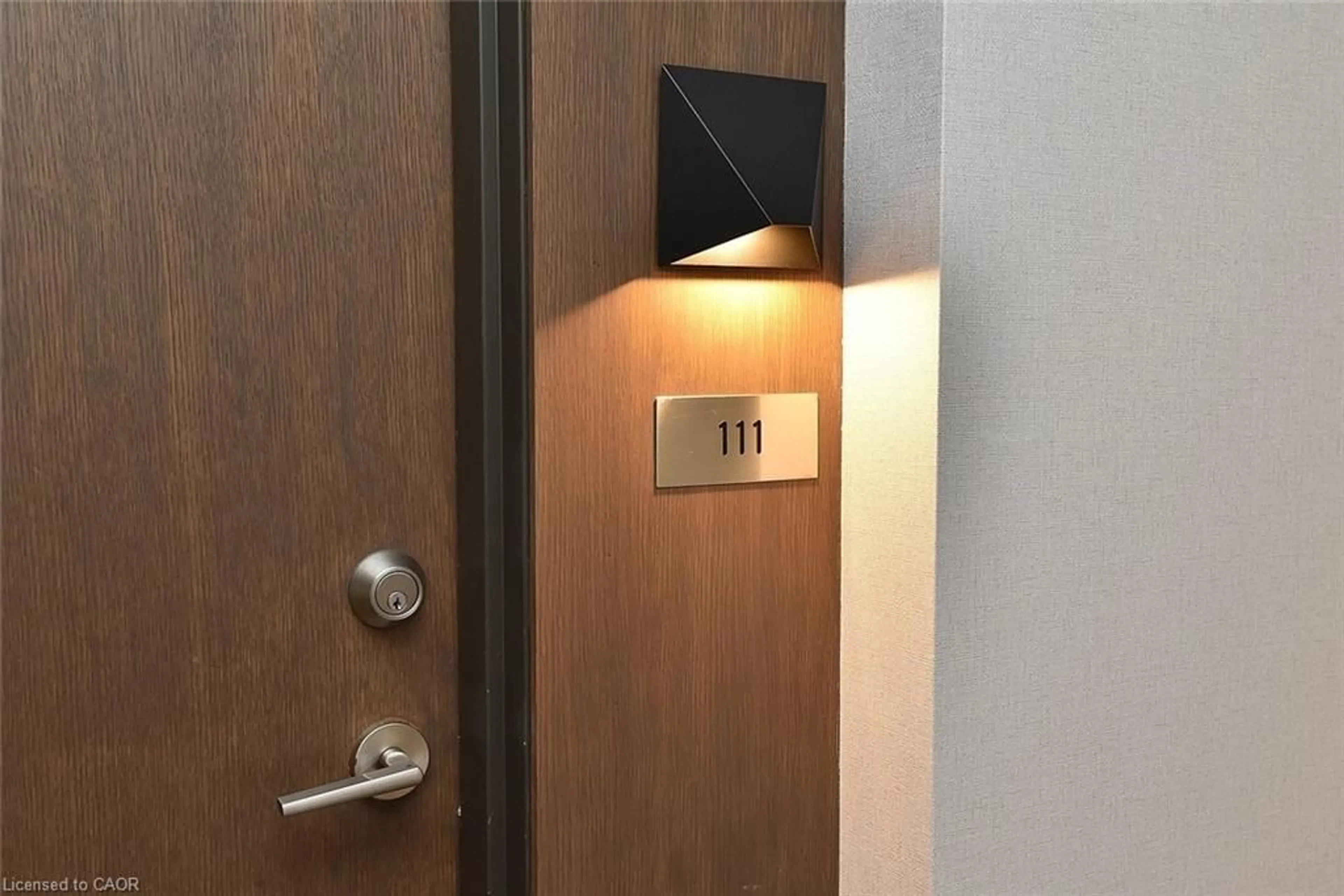 Indoor foyer for 16 Markle Cres #111, Ancaster Ontario L9G 0H4