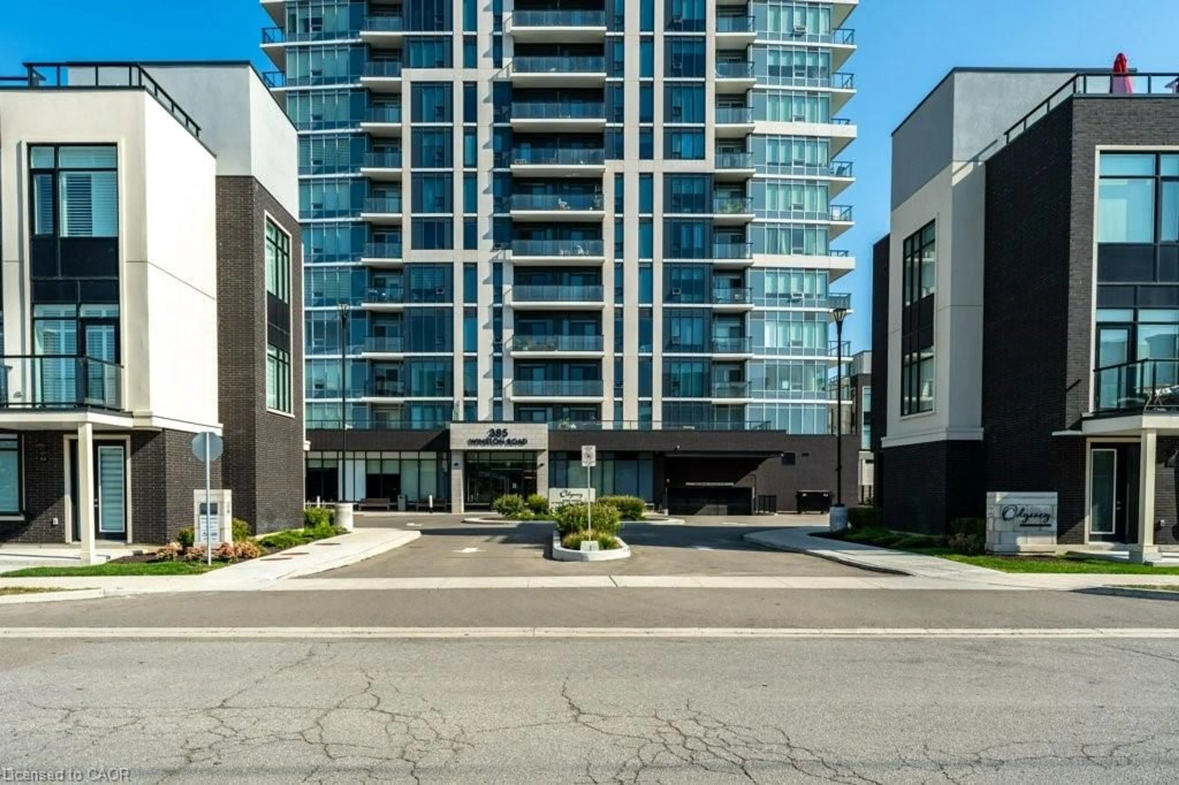 Indoor foyer for 385 Winston Rd #1402, Grimsby Ontario L3M 4E8