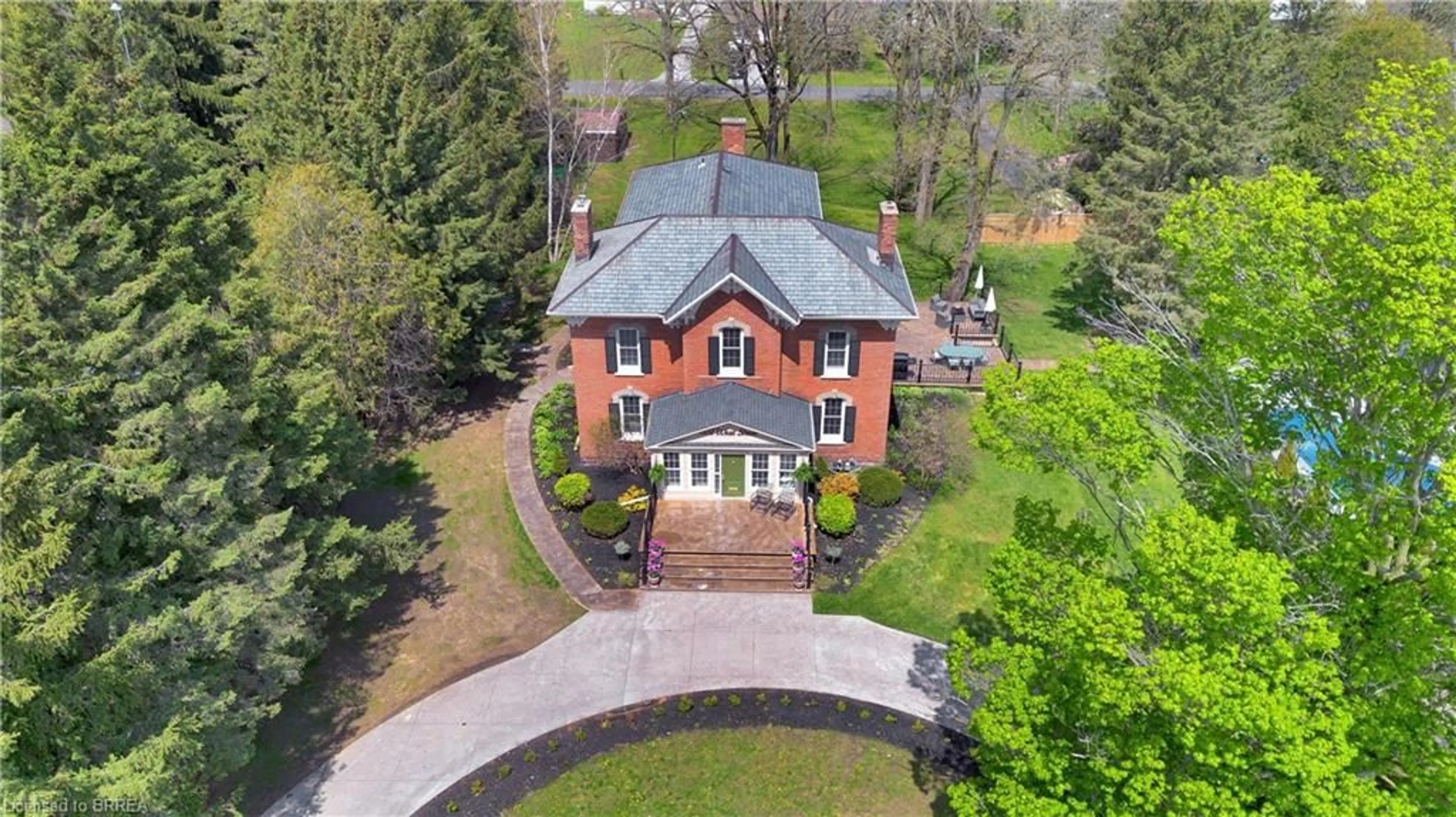 A pic from outside/outdoor area/front of a property/back of a property/a pic from drone, street for 651 West St, Simcoe Ontario N3Y 4K5