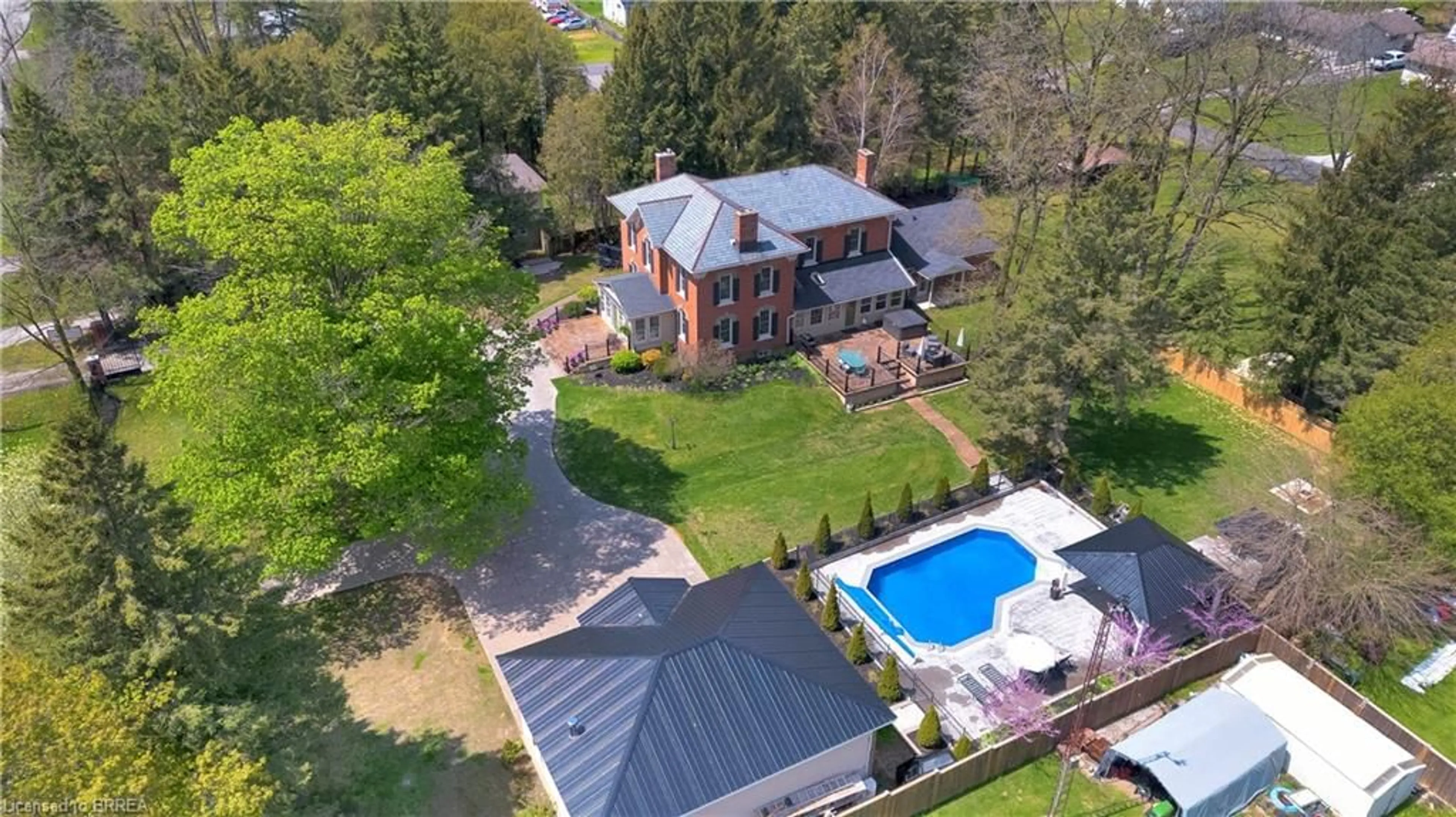 A pic from outside/outdoor area/front of a property/back of a property/a pic from drone, street for 651 West St, Simcoe Ontario N3Y 4K5