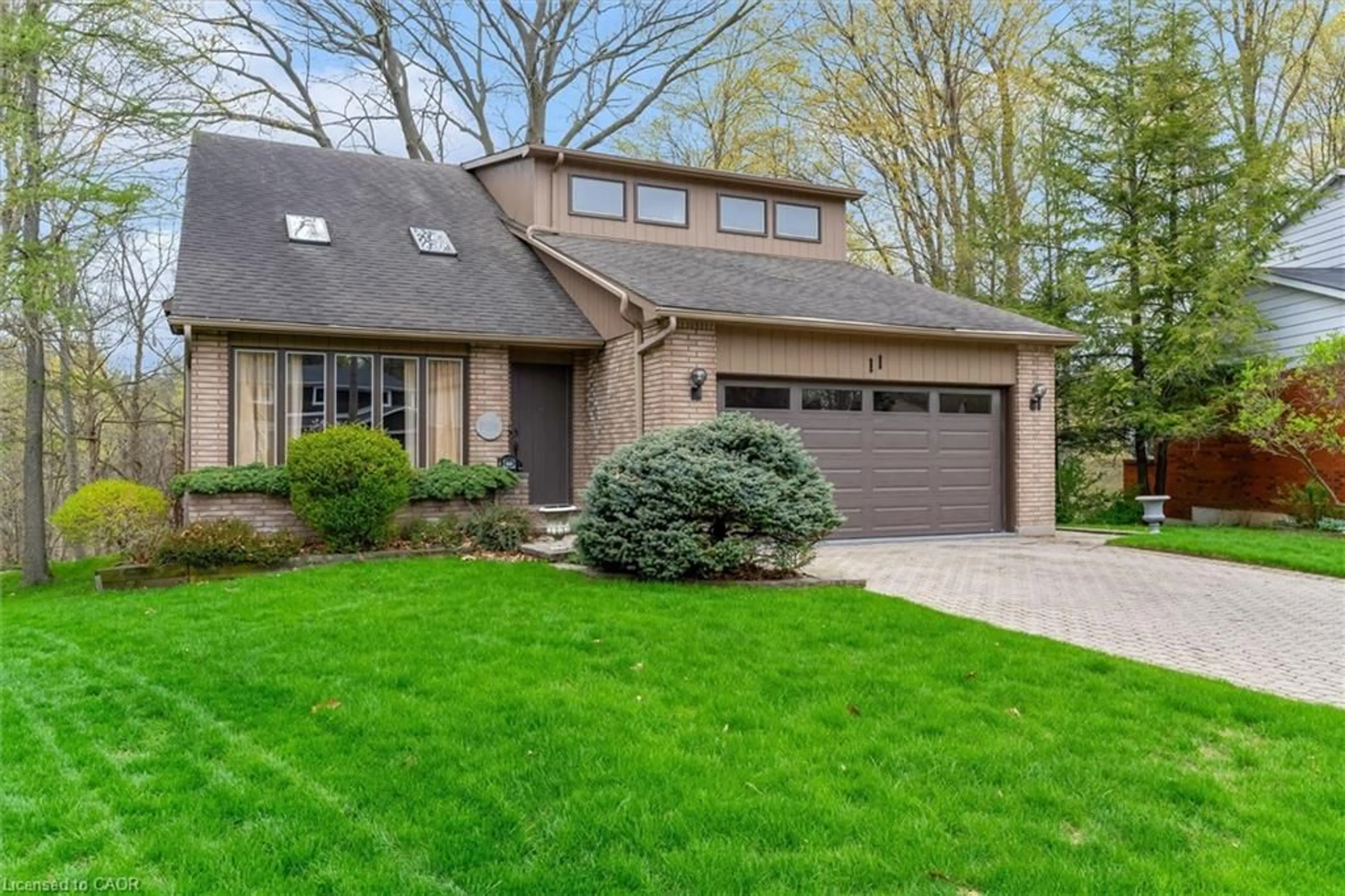 Home with vinyl exterior material, street for 11 Crawford Crt, Dundas Ontario L9H 6G2