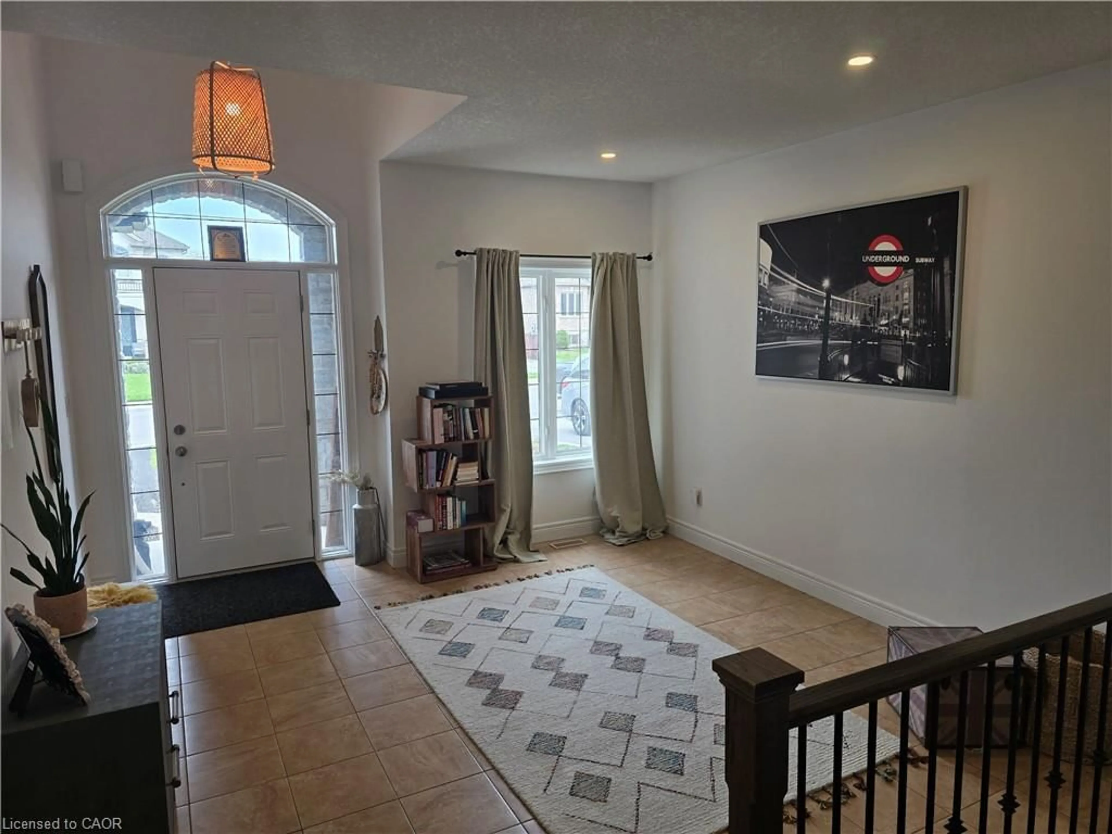 Indoor foyer for 487 Glover Rd, Stoney Creek Ontario L8E 5C6