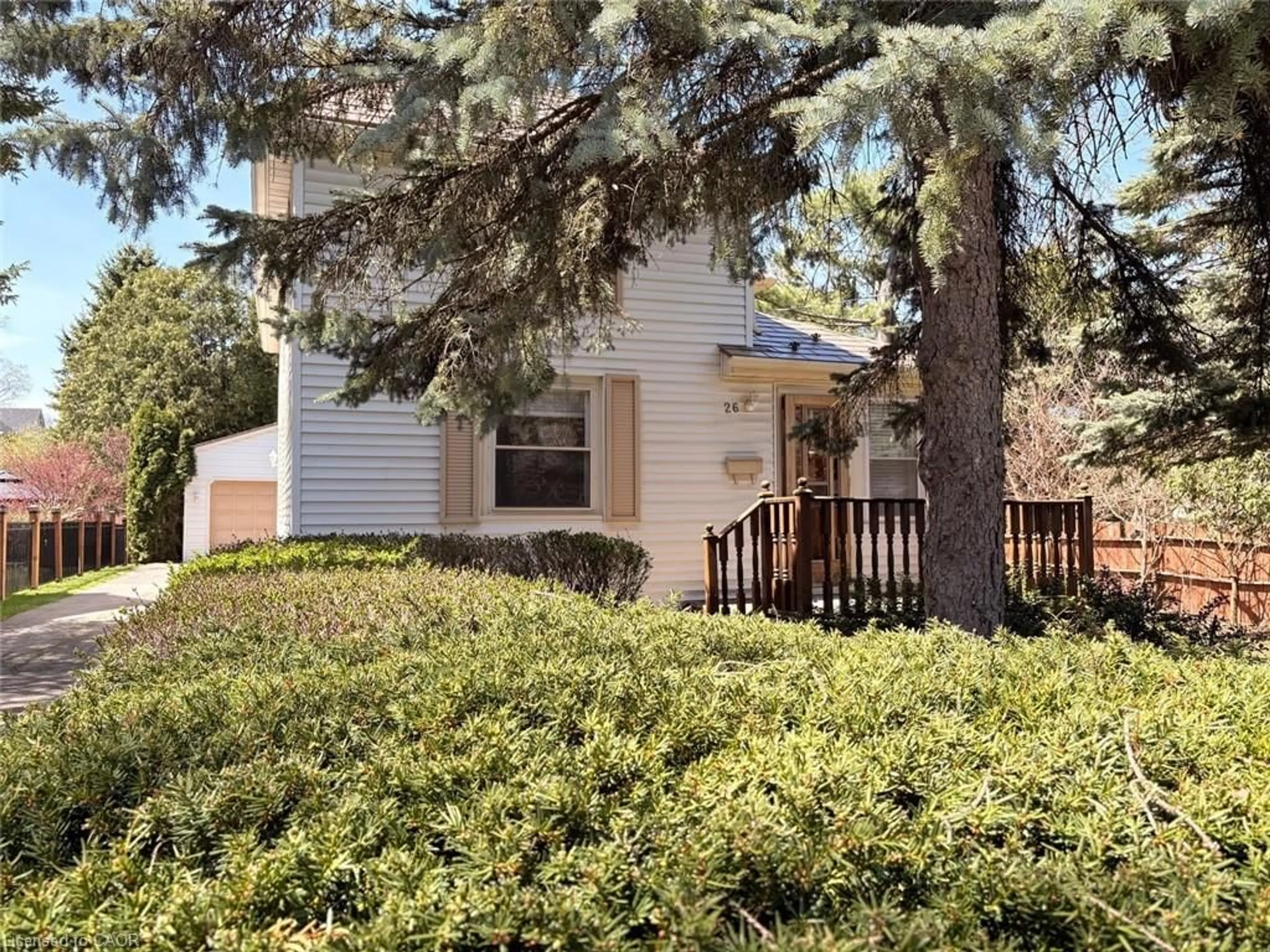 Home with vinyl exterior material, street for 26 Chestnut St, Fonthill Ontario L3E 0K3