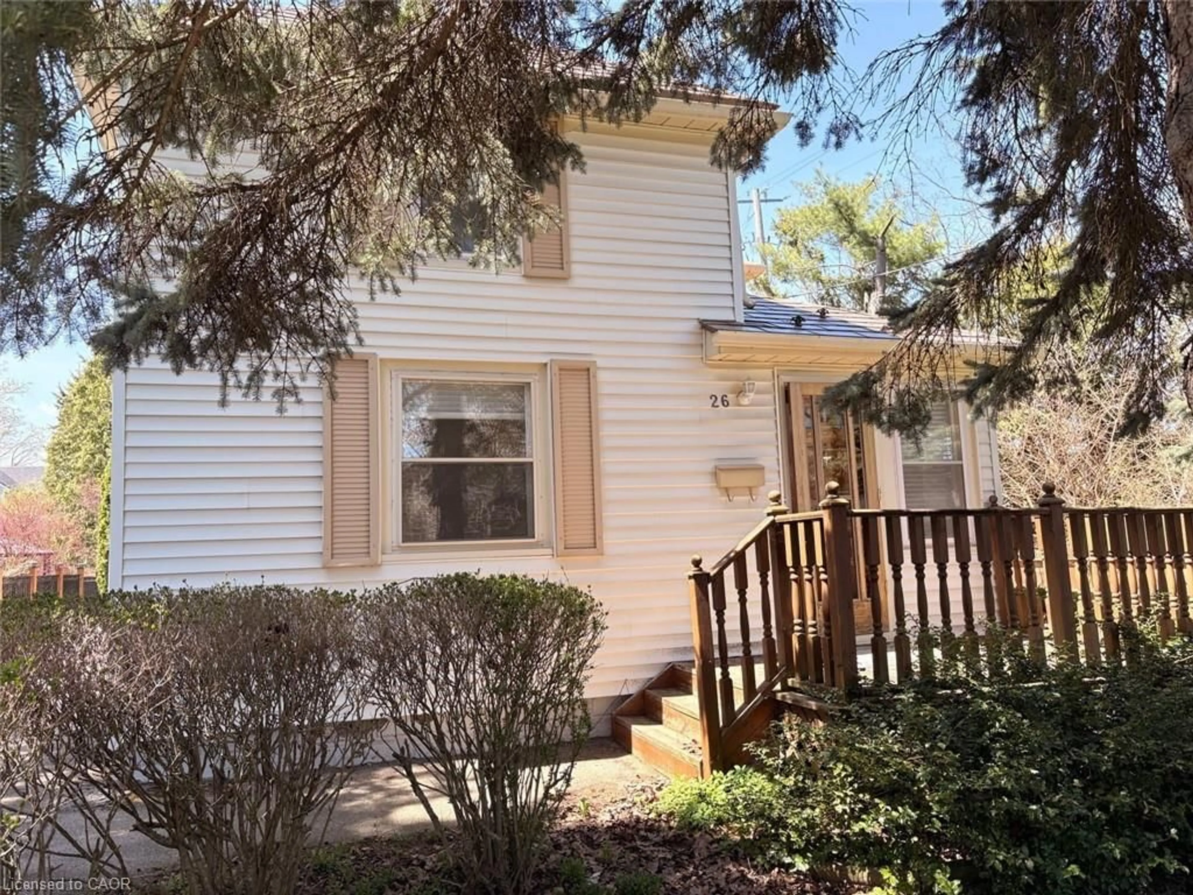 Home with vinyl exterior material, street for 26 Chestnut St, Fonthill Ontario L3E 0K3