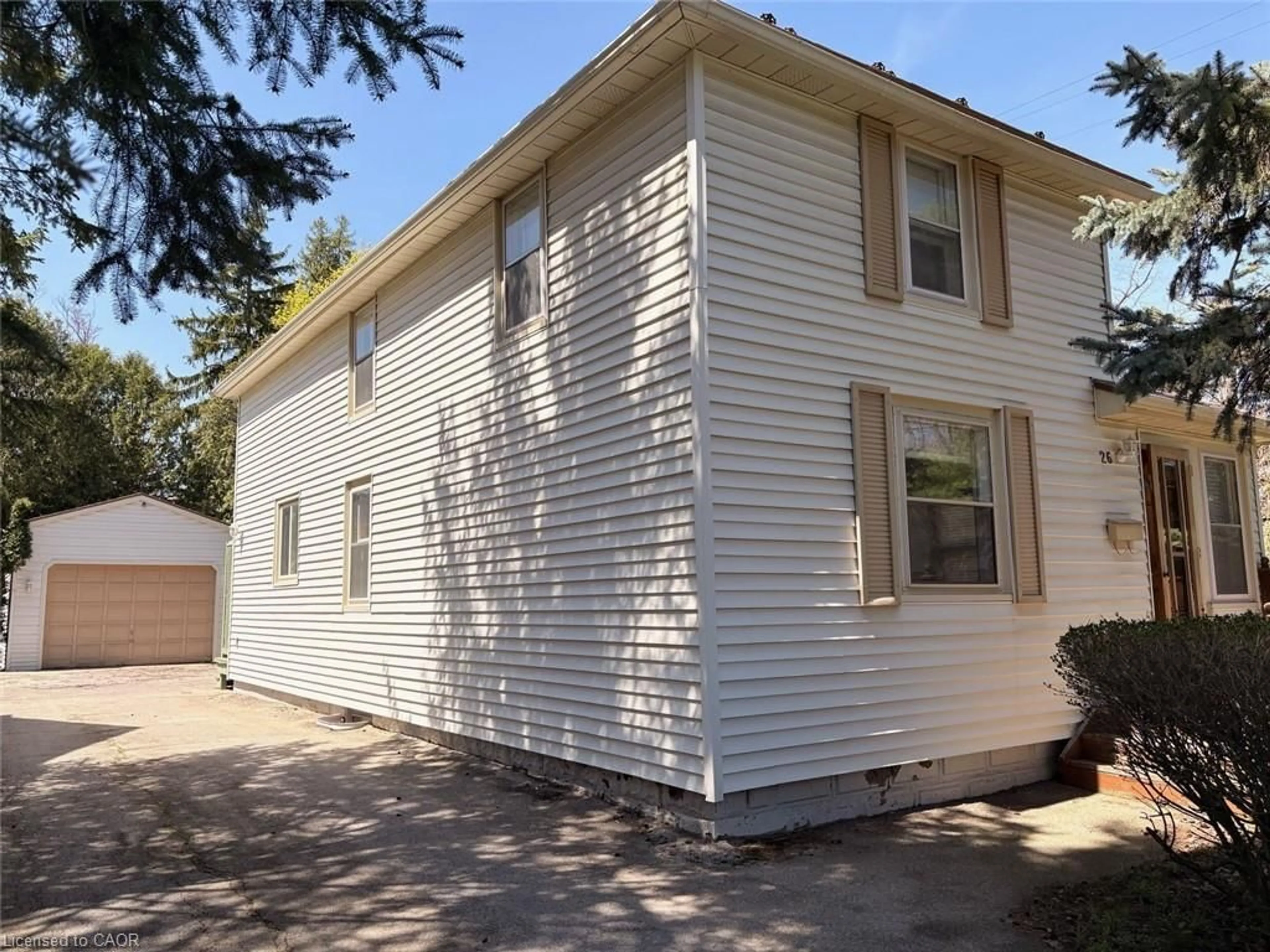 Home with vinyl exterior material, street for 26 Chestnut St, Fonthill Ontario L3E 0K3