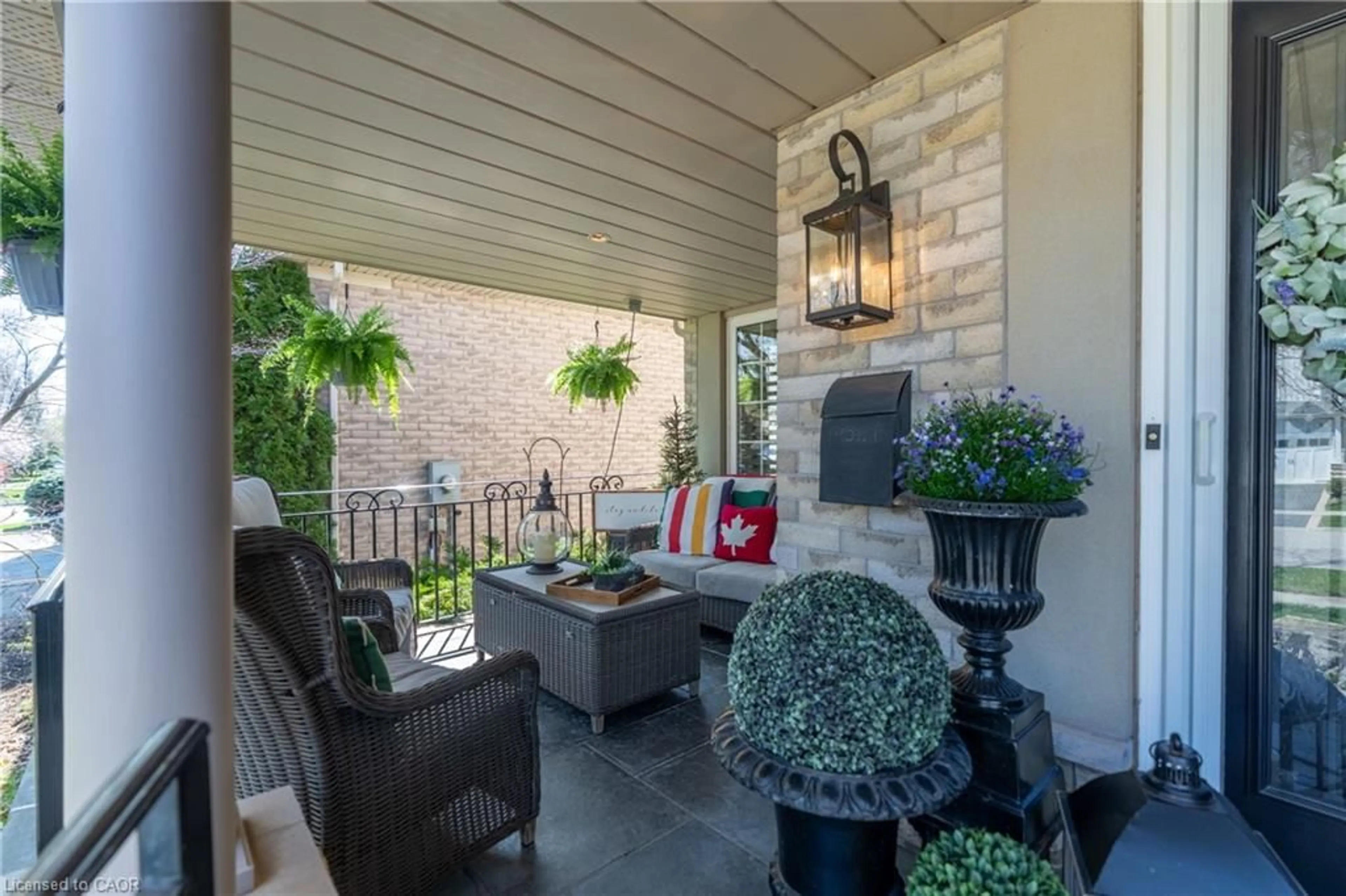 Patio, street for 4266 Clubview Dr, Burlington Ontario L7M 4X2