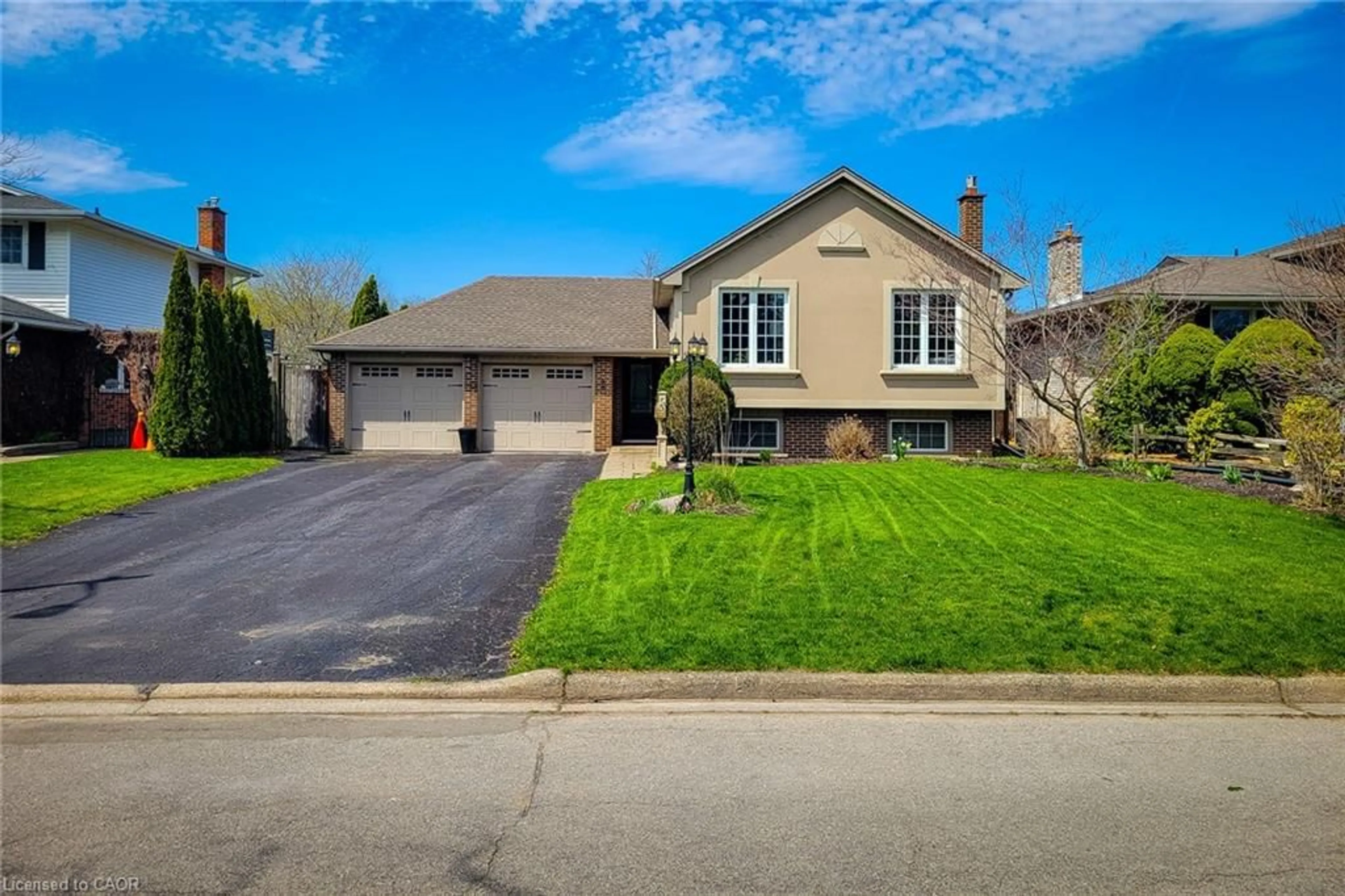 A pic from outside/outdoor area/front of a property/back of a property/a pic from drone, street for 55 Spring Garden Blvd, St. Catharines Ontario L2N 3R2