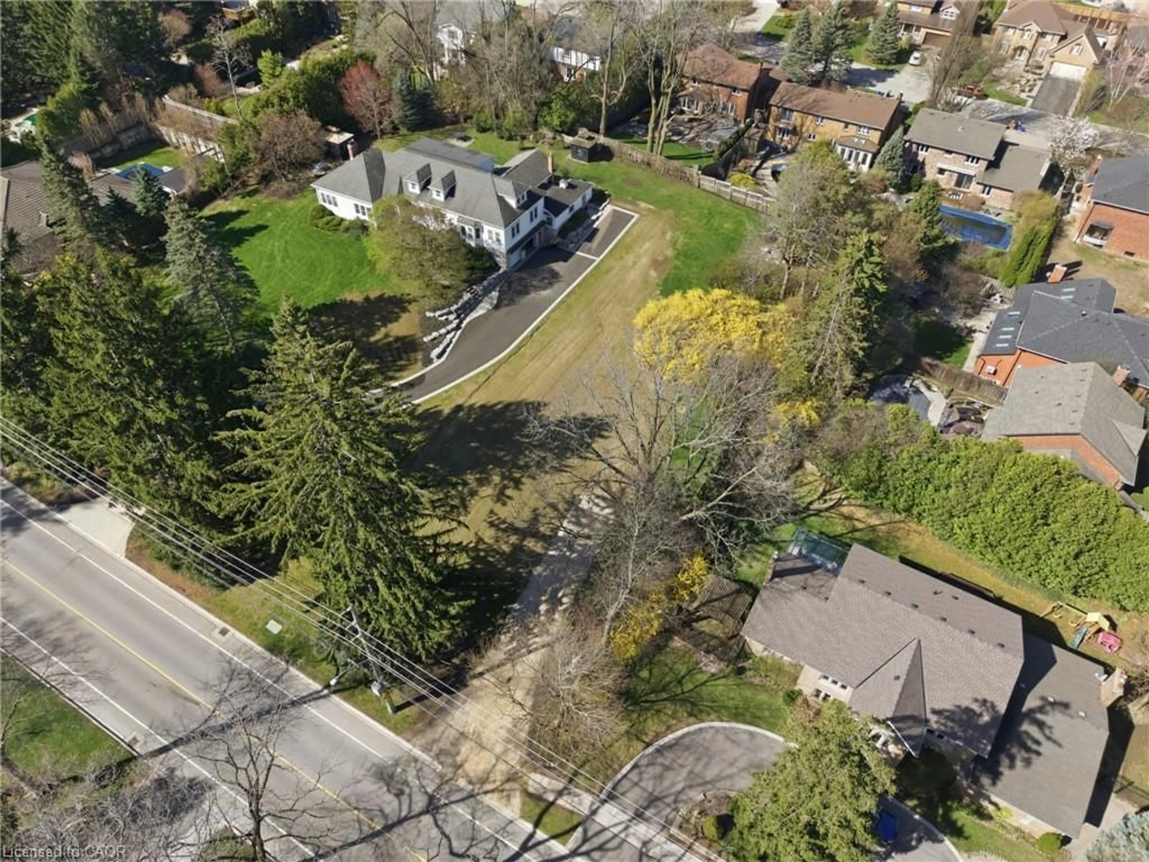 A pic from outside/outdoor area/front of a property/back of a property/a pic from drone, street for 206 Lovers Lane, Ancaster Ontario L9G 1G9
