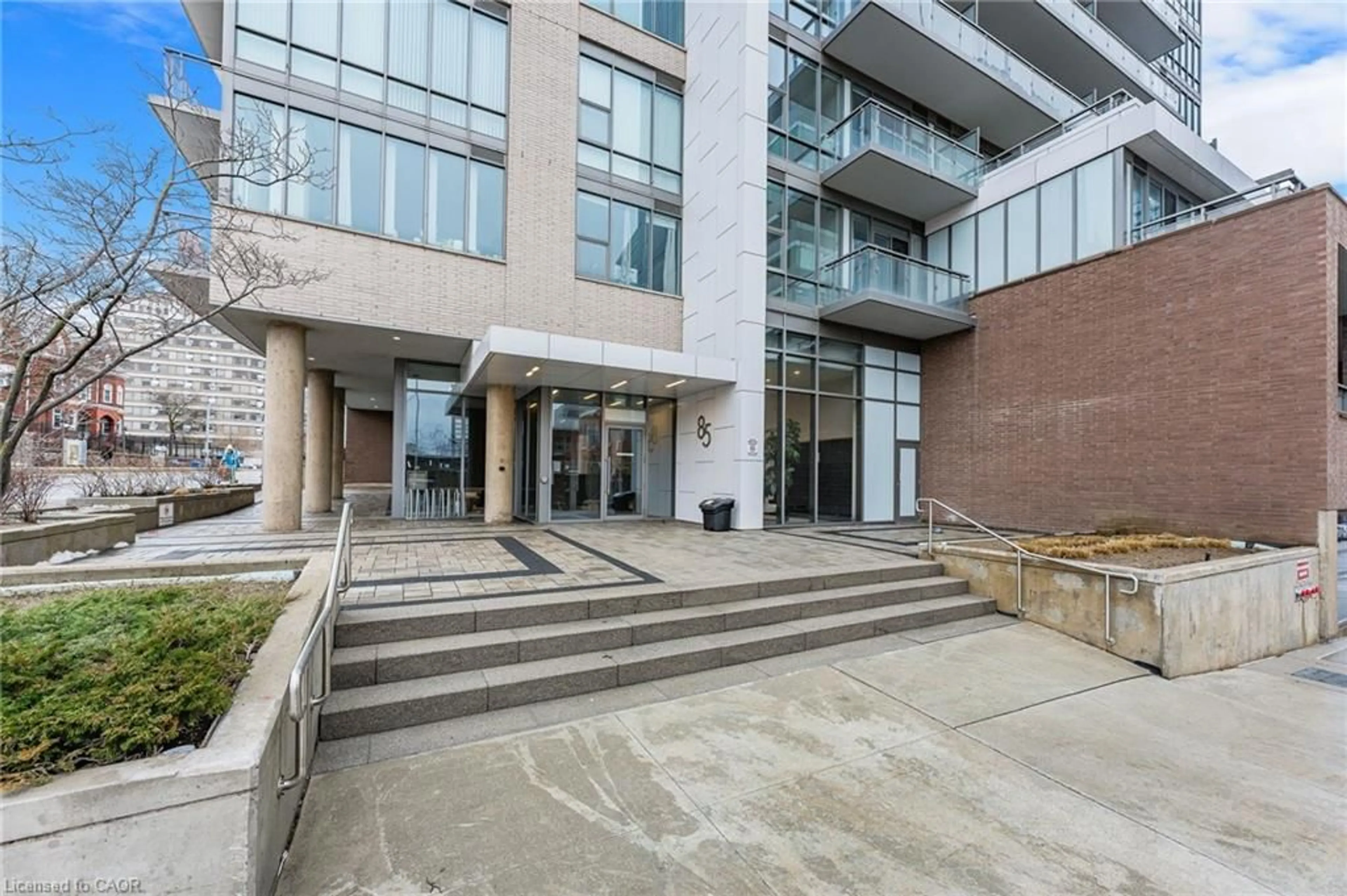 Indoor foyer for 85 Duke St #503, Kitchener Ontario N2H 0B7