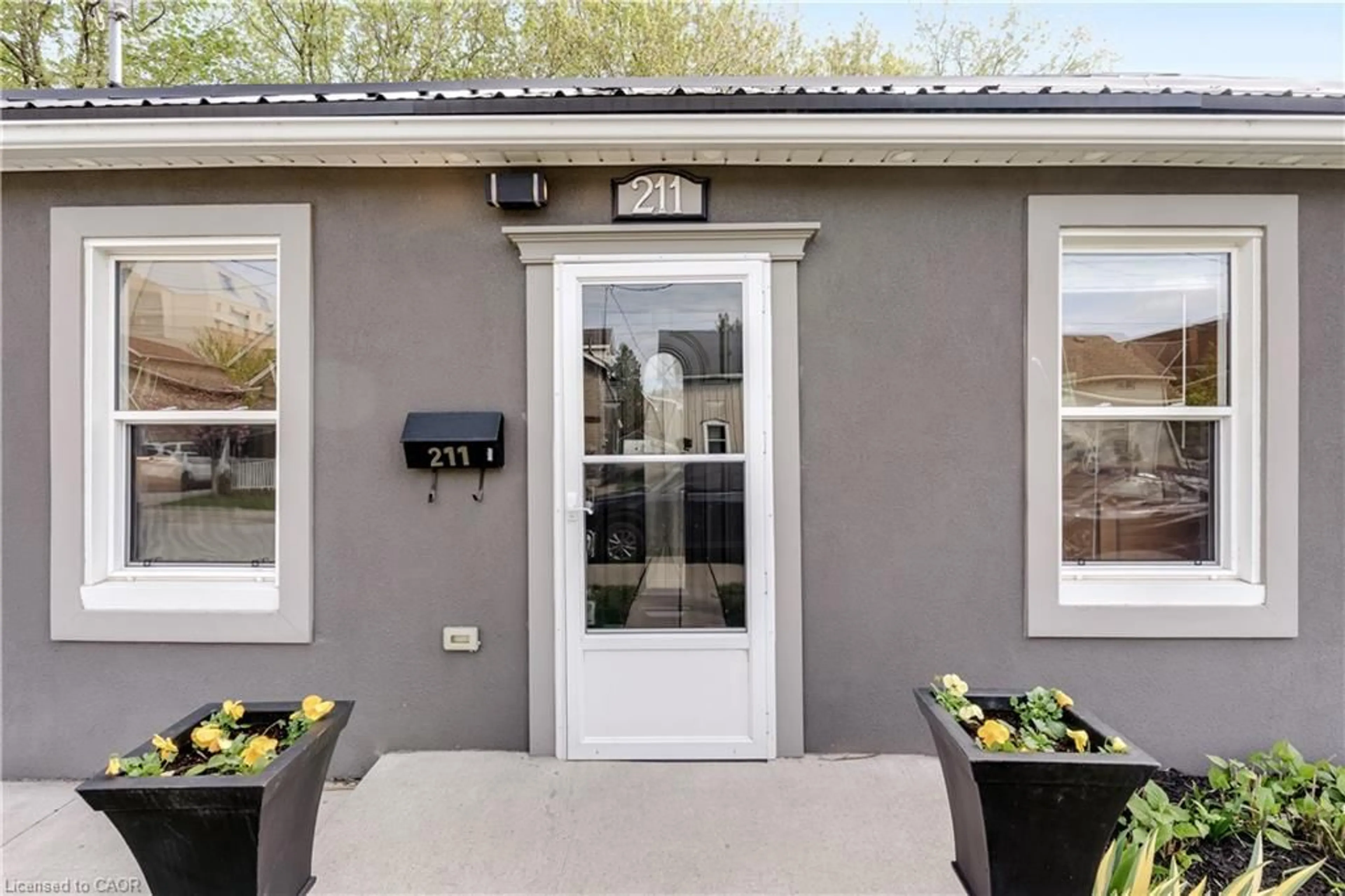 Patio, street for 211 William St, Brantford Ontario N3T 3L6