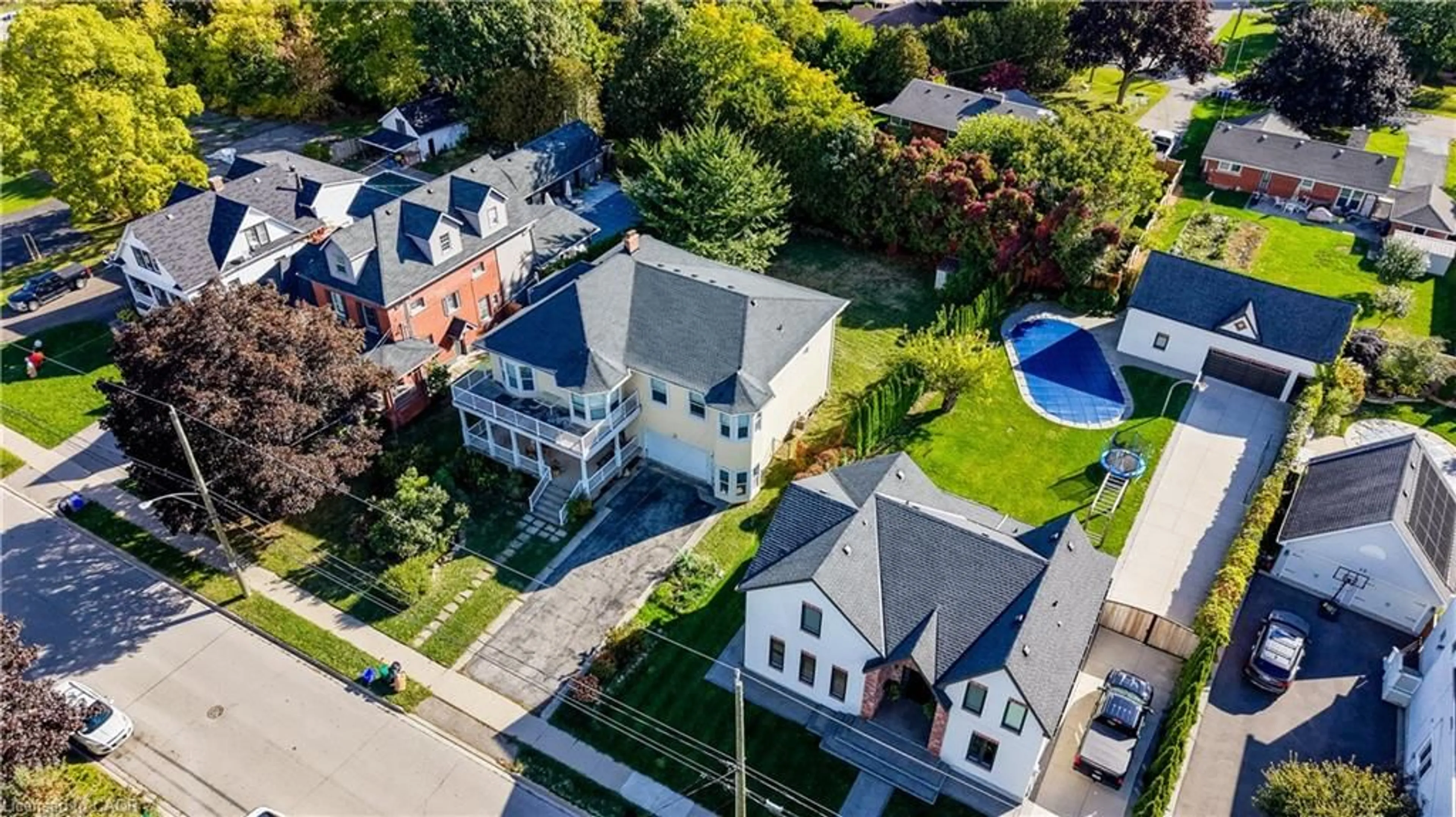 A pic from outside/outdoor area/front of a property/back of a property/a pic from drone, street for 7 Robinson St, Grimsby Ontario L3M 3C5