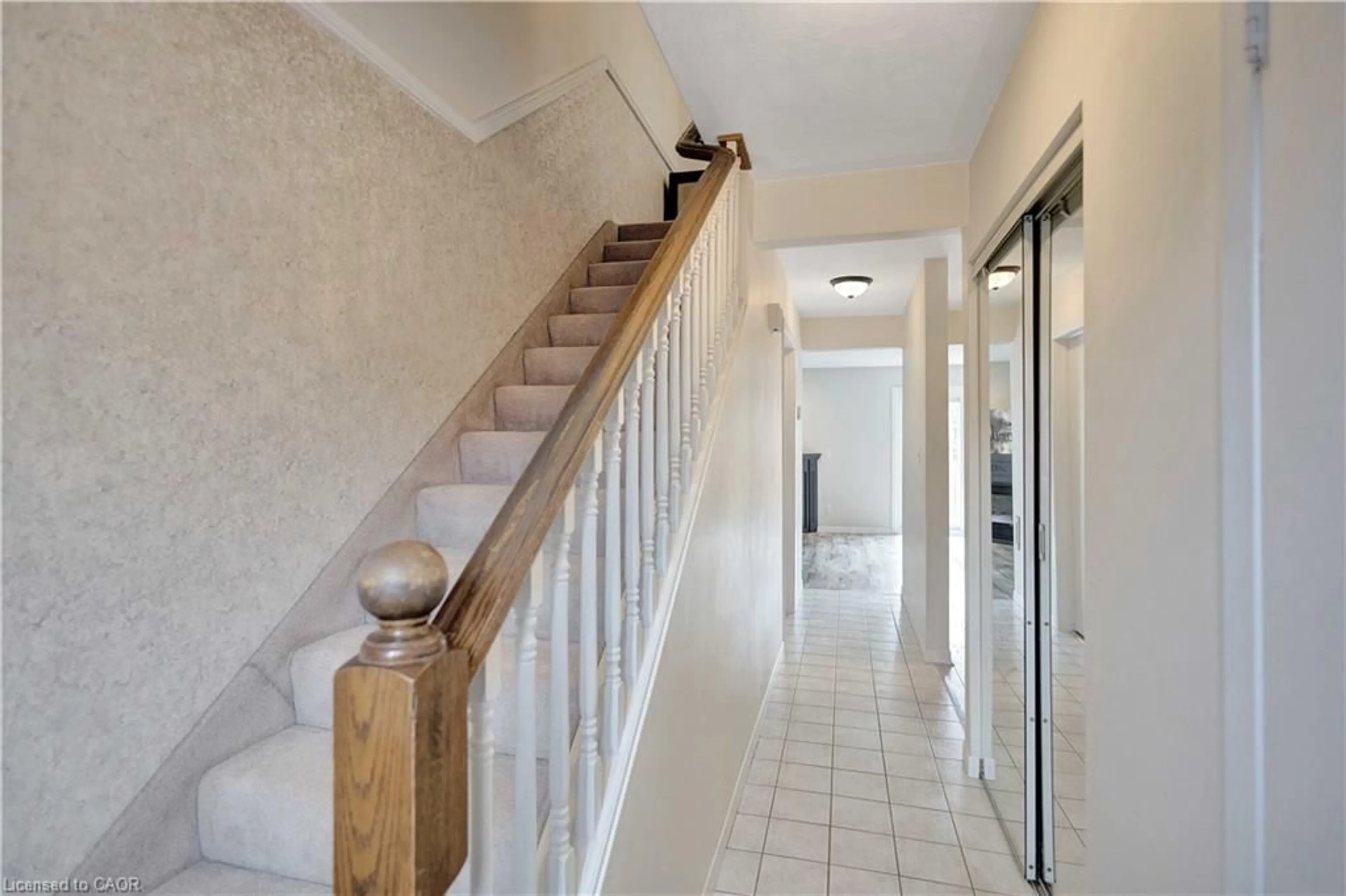 Indoor foyer for 32 Montclair Cres, Simcoe Ontario N3Y 4R9
