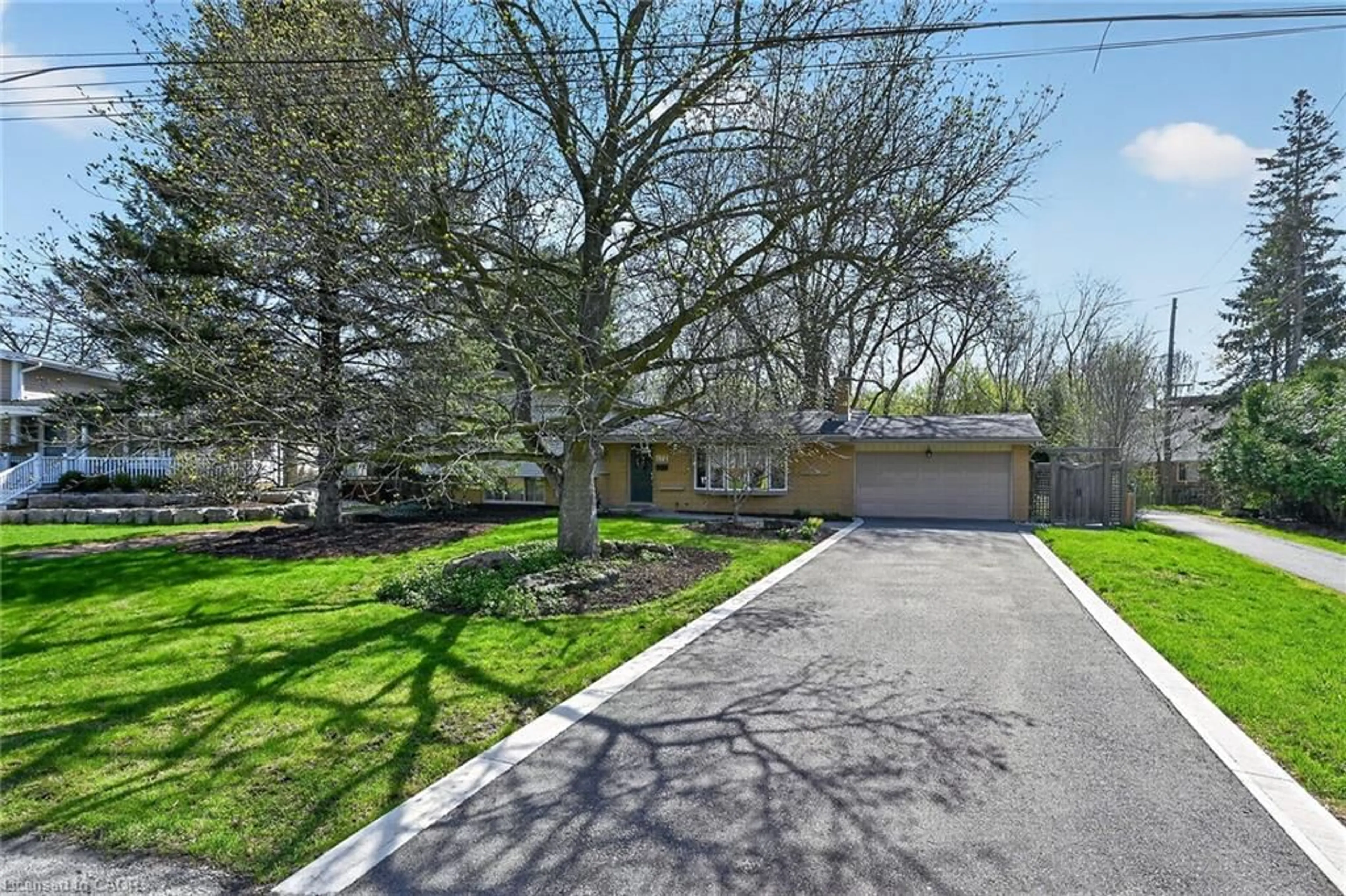 A pic from outside/outdoor area/front of a property/back of a property/a pic from drone, street for 172 Taylor Rd, Ancaster Ontario L9G 1P1