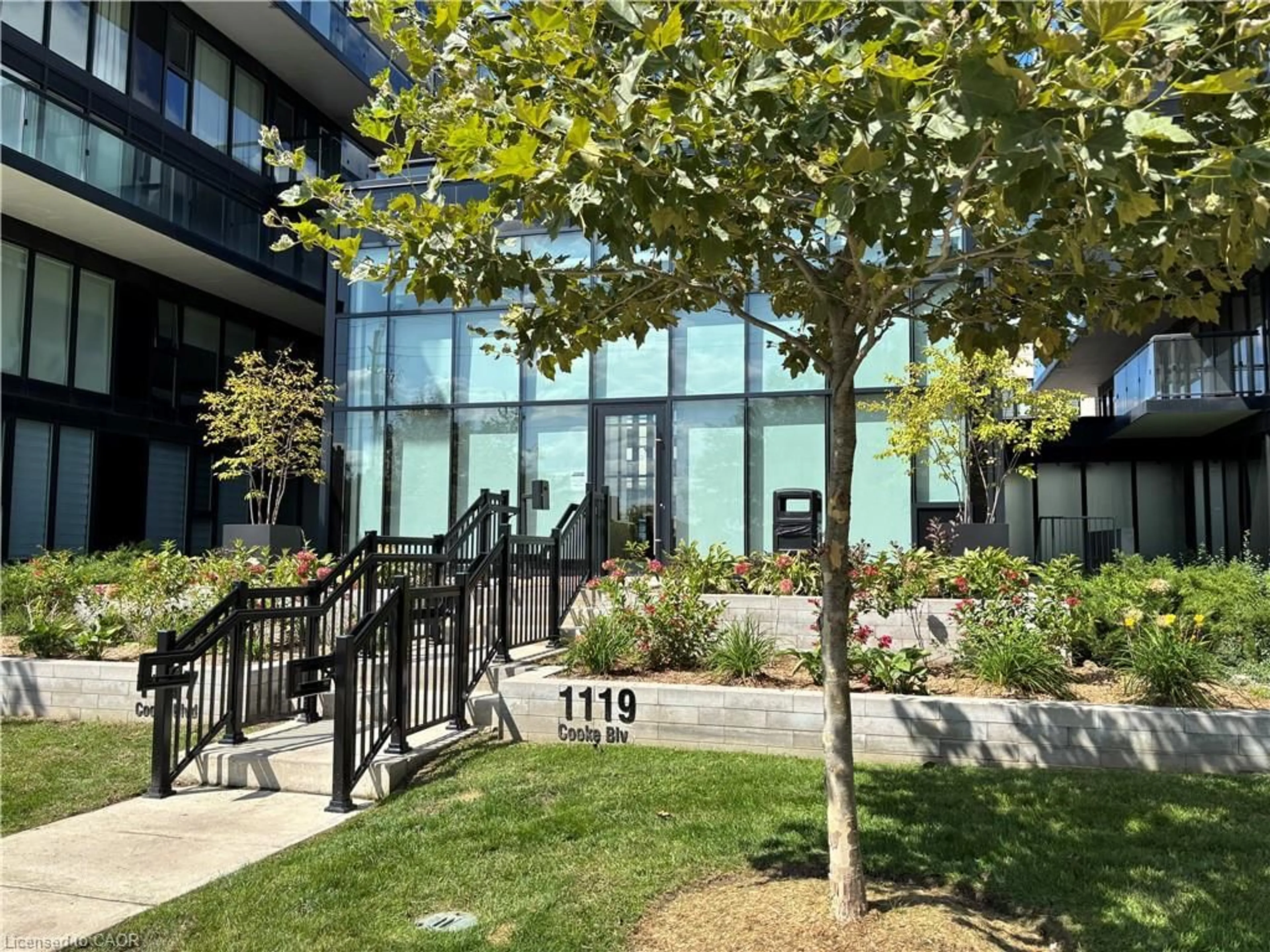 Indoor foyer for 1119 Cooke Blvd #B121, Burlington Ontario L7T 0C7