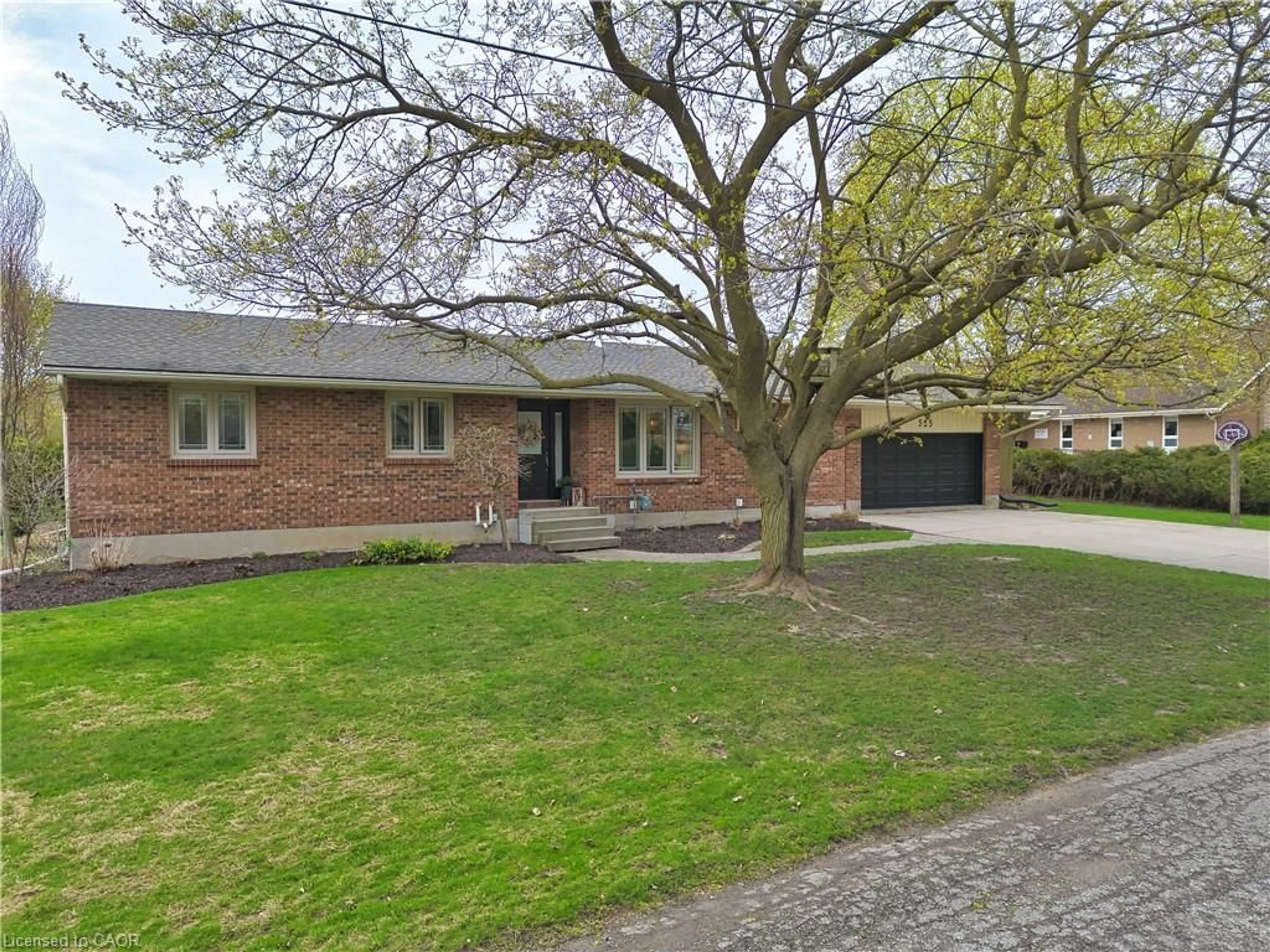 A pic from outside/outdoor area/front of a property/back of a property/a pic from drone, street for 525 Blake St, Listowel Ontario N4W 3N6