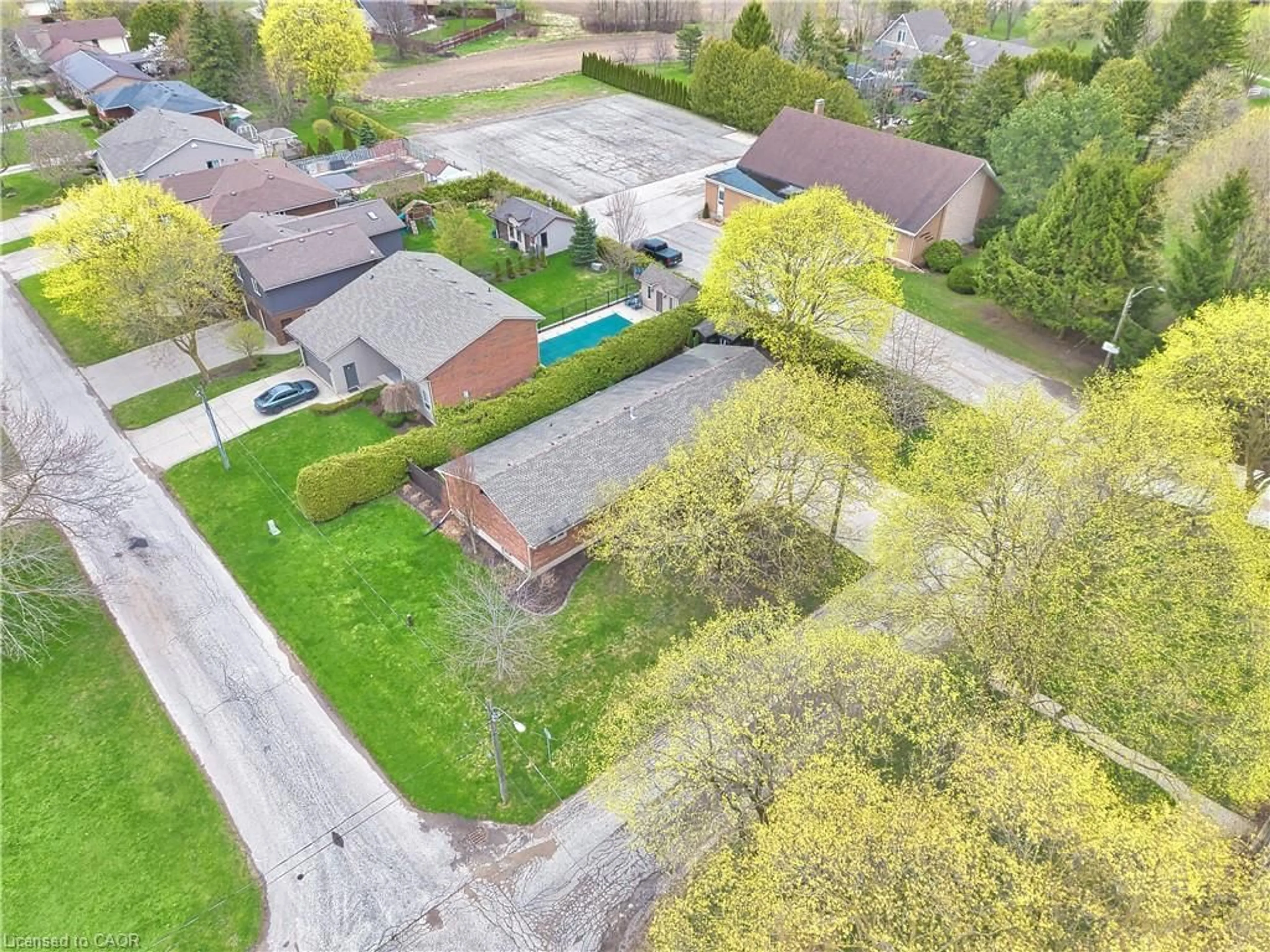 A pic from outside/outdoor area/front of a property/back of a property/a pic from drone, street for 525 Blake St, Listowel Ontario N4W 3N6