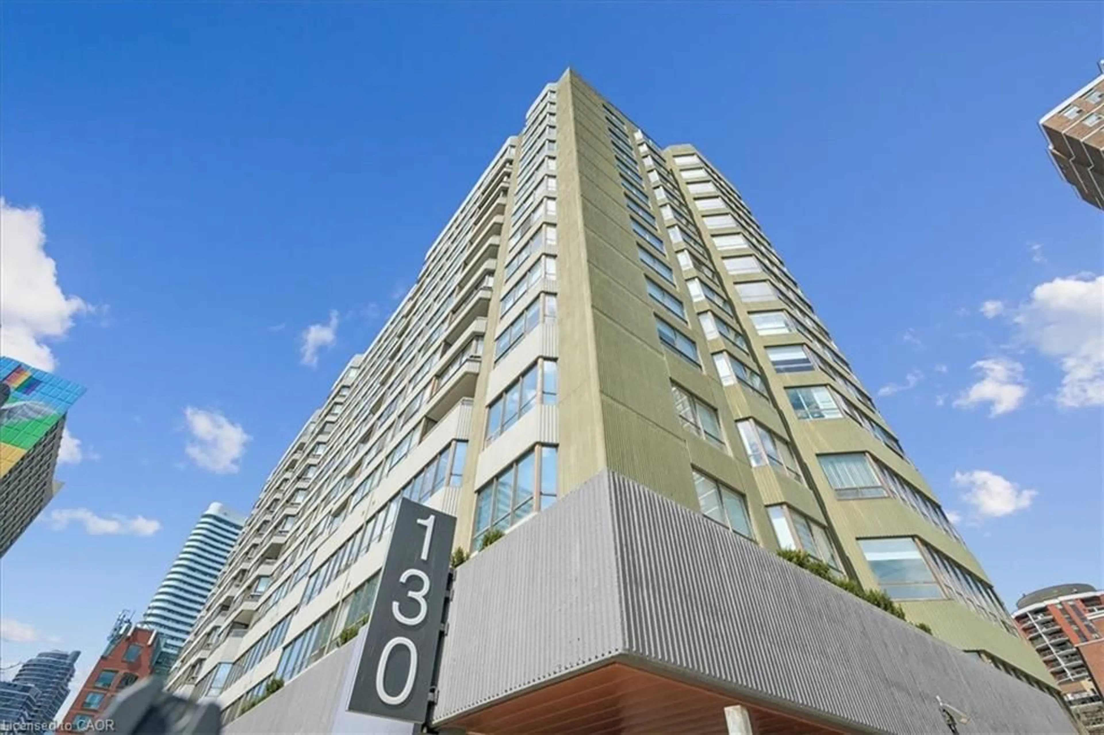 Patio, building for 130 Carlton St #602, Toronto Ontario M5A 4K3