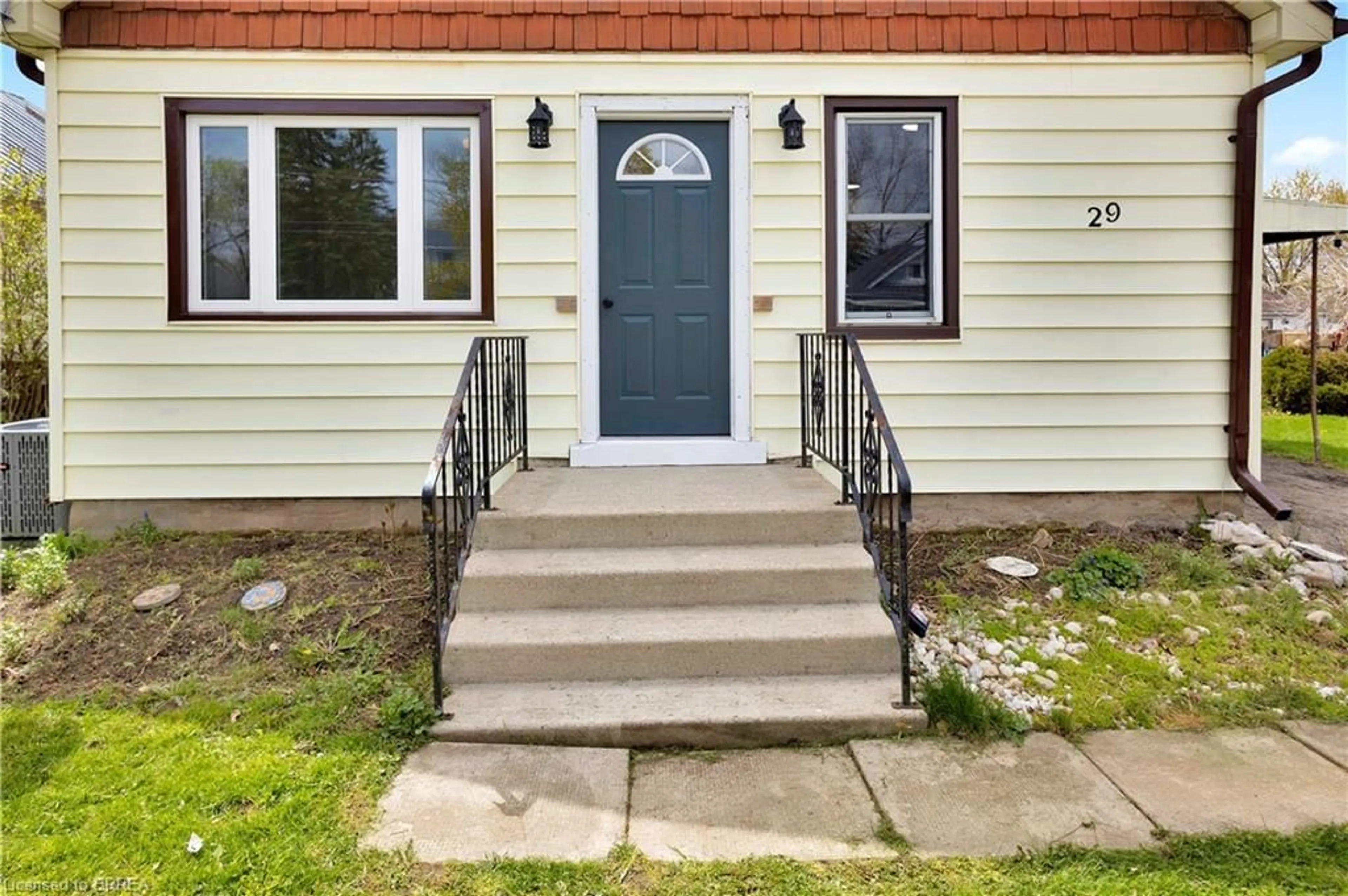 Indoor entryway for 29 Alexander St, Burford Ontario N0E 1A0