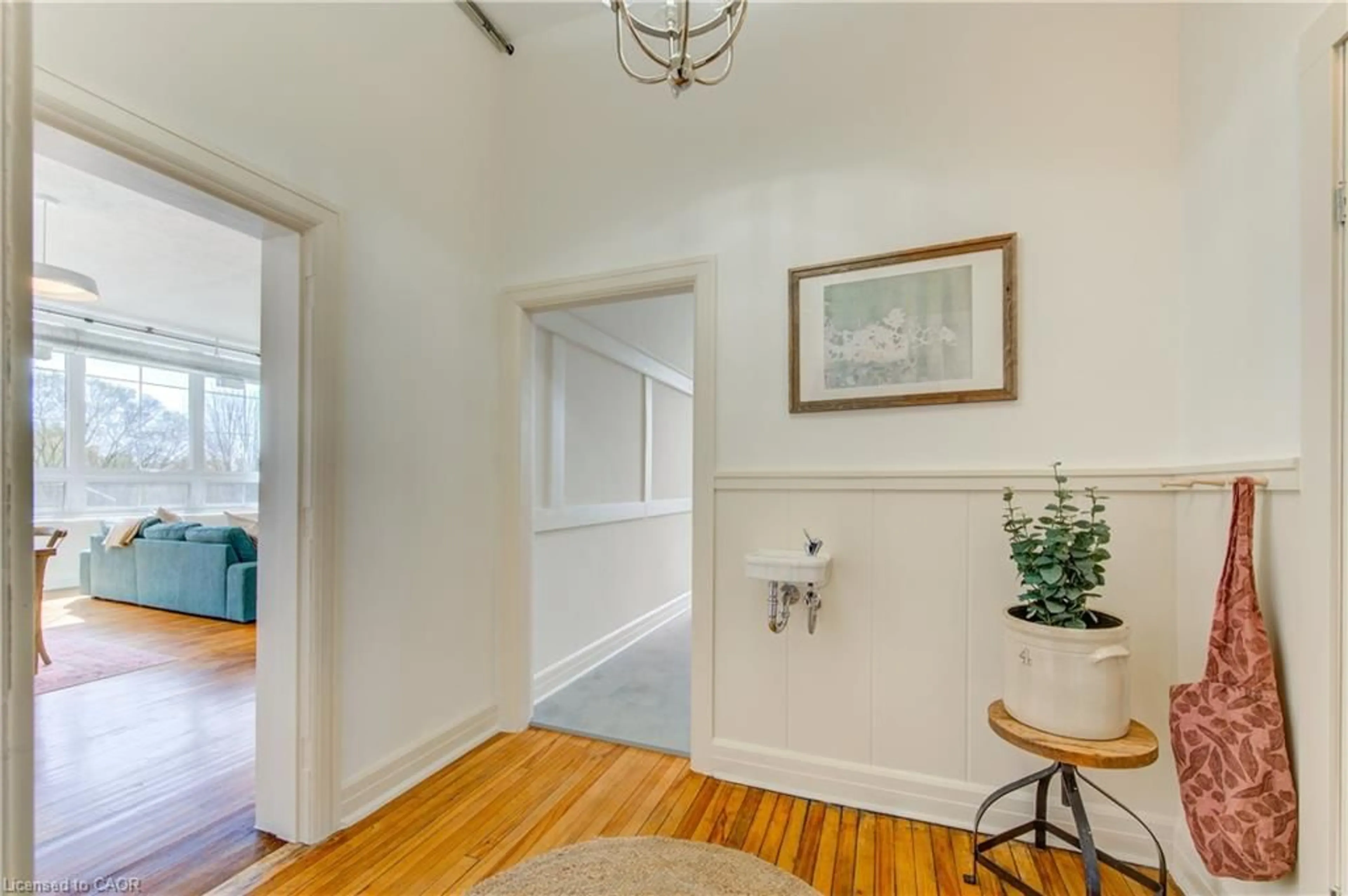 Indoor entryway for 27 Chapel St #202, Woodstock Ontario N4S 3R5