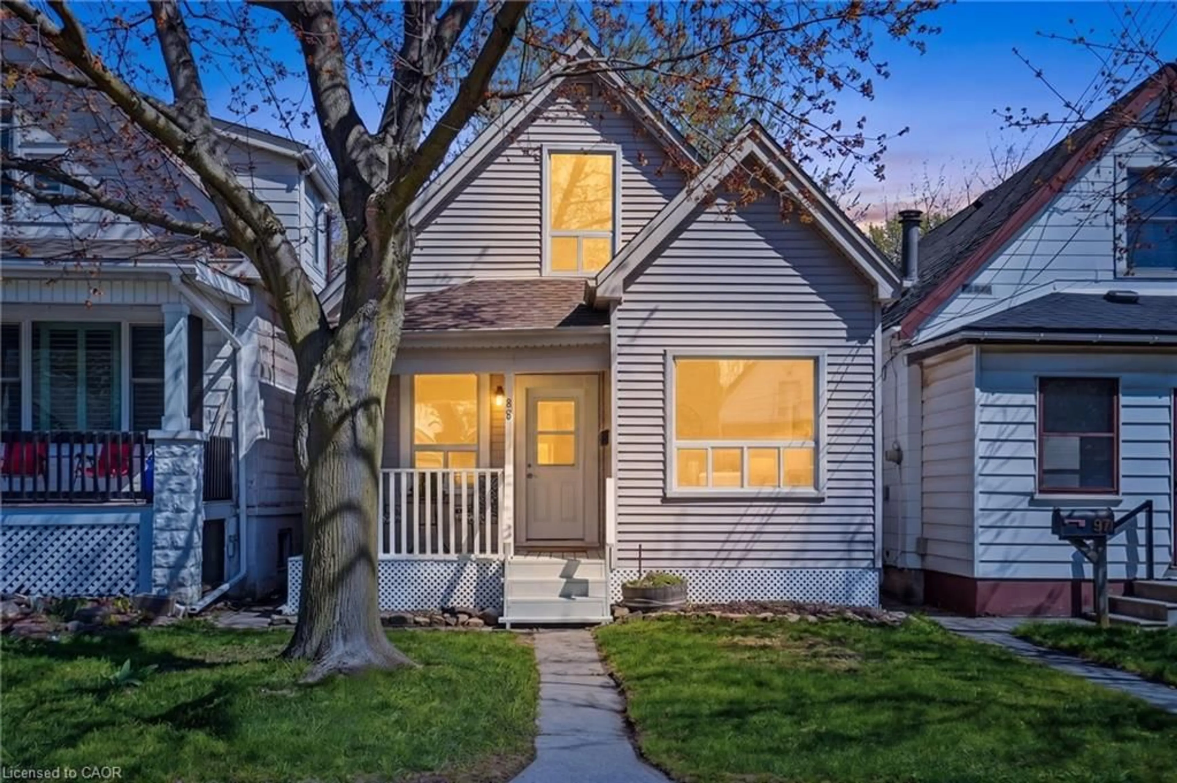 Home with vinyl exterior material, street for 95 East 23rd St, Hamilton Ontario L8V 2W7