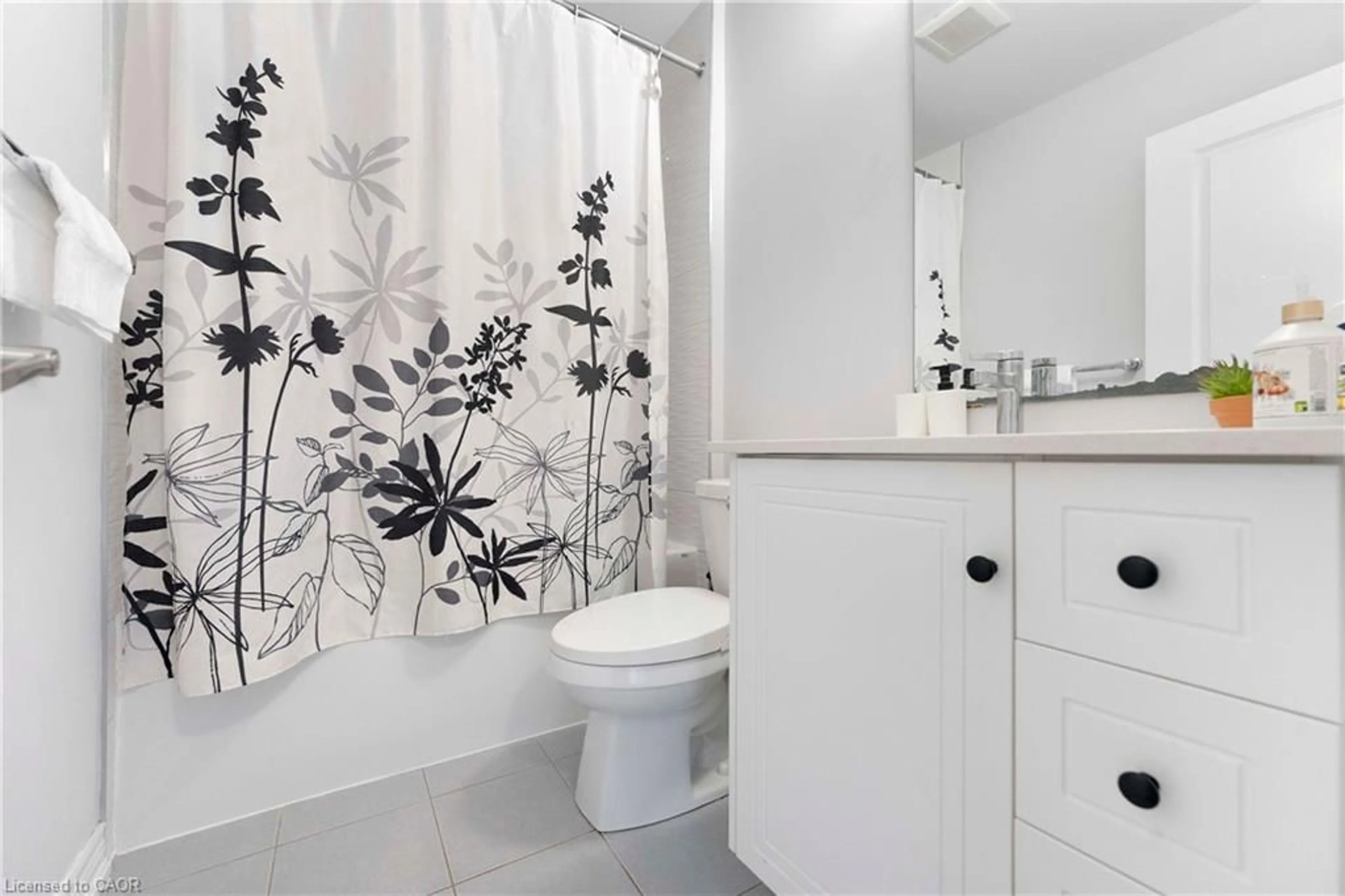 Standard bathroom, ceramic/tile floor for 50 Hollywood Crt, Cambridge Ontario N1R 0C7