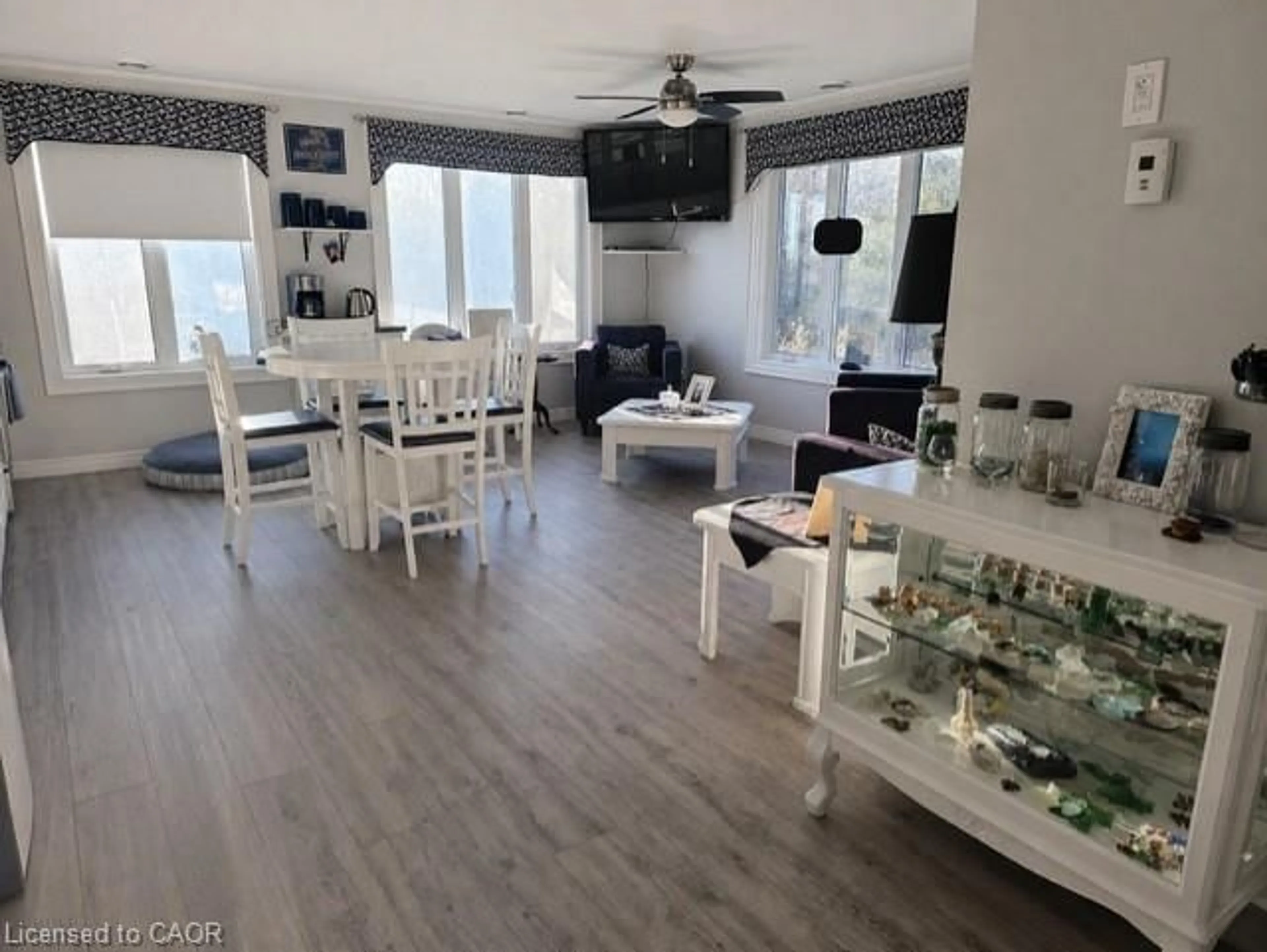 Living room with furniture, wood/laminate floor for 28 Foley Lane, Selkirk Ontario N0A 1P0