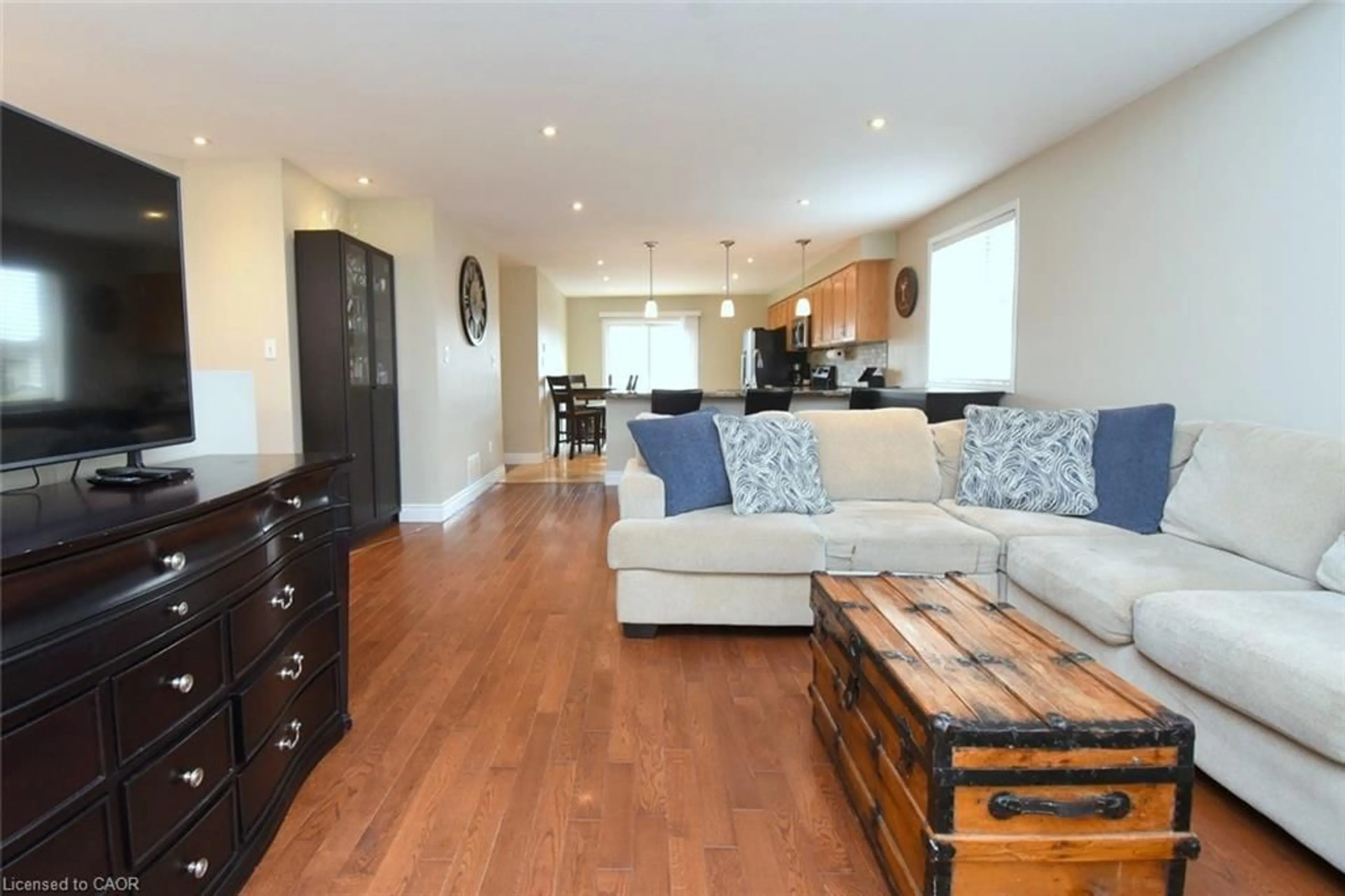 Living room with furniture, wood/laminate floor for 21 Glengary Cres, Caledonia Ontario N3W 2L7