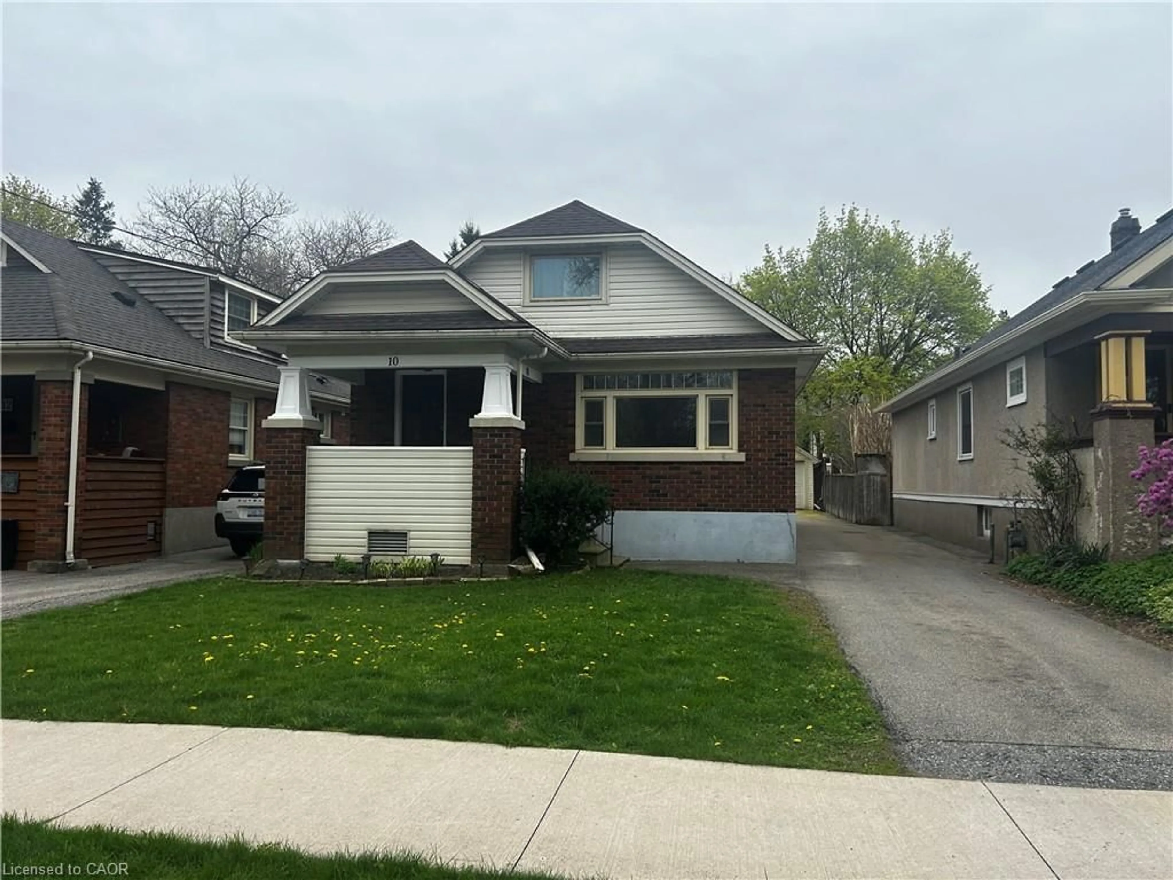 Home with vinyl exterior material, street for 10 Junkin St, St. Catharines Ontario L2R 1N3