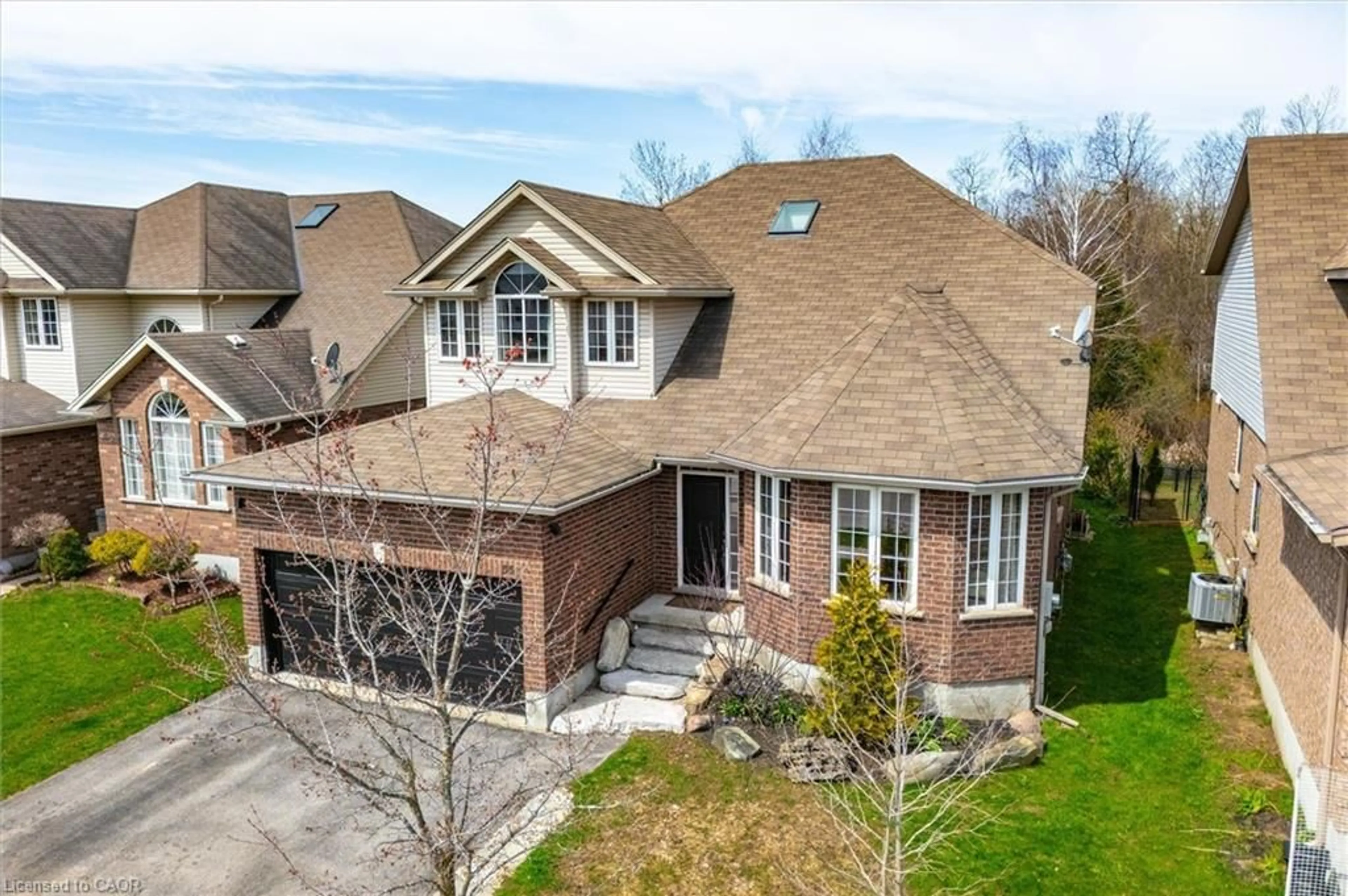 A pic from outside/outdoor area/front of a property/back of a property/a pic from drone, street for 556 Black St, Fergus Ontario N1M 0A3