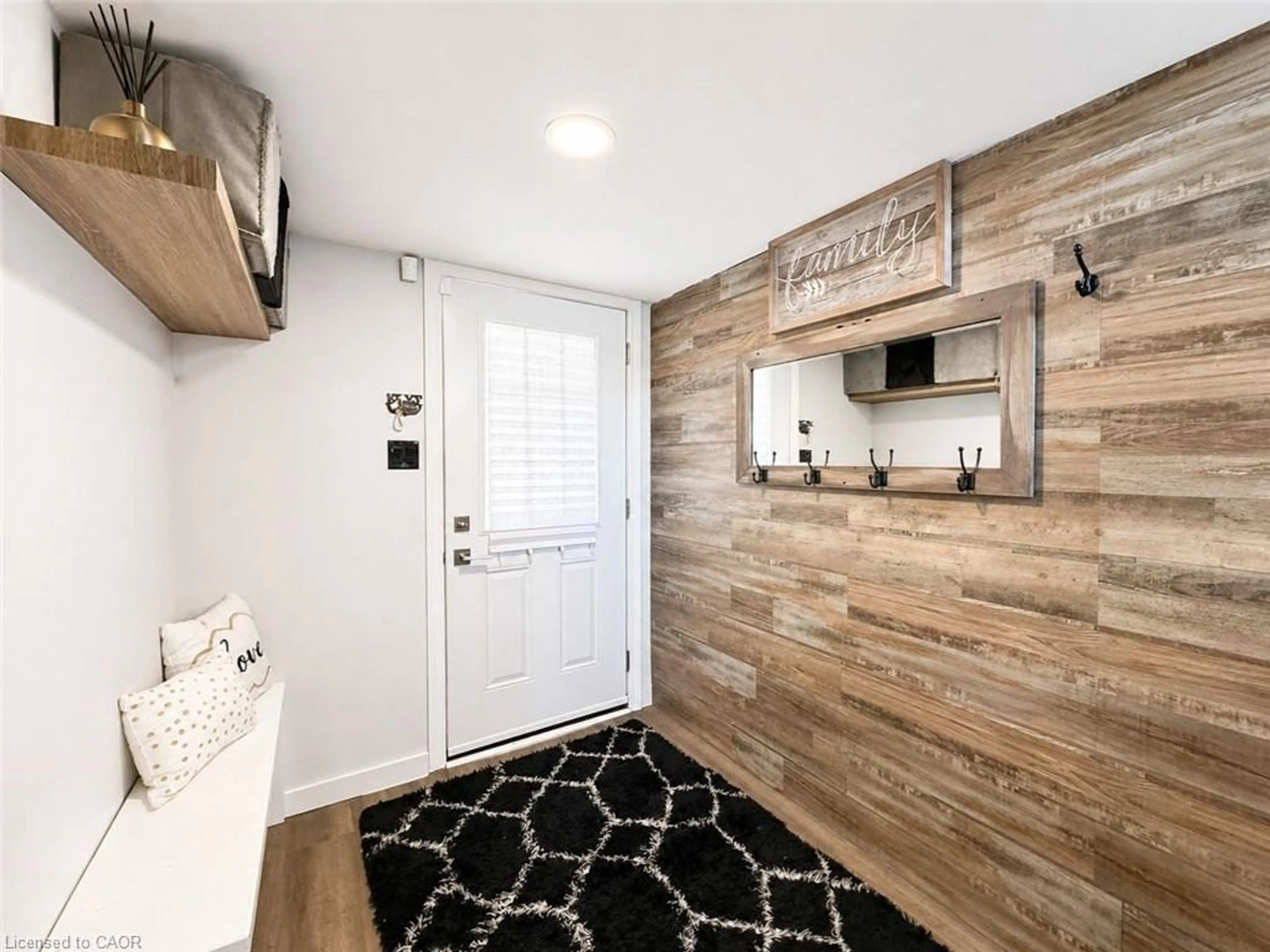 Indoor entryway for 11 Queenslea Dr #158, Hamilton Ontario L8W 1T7