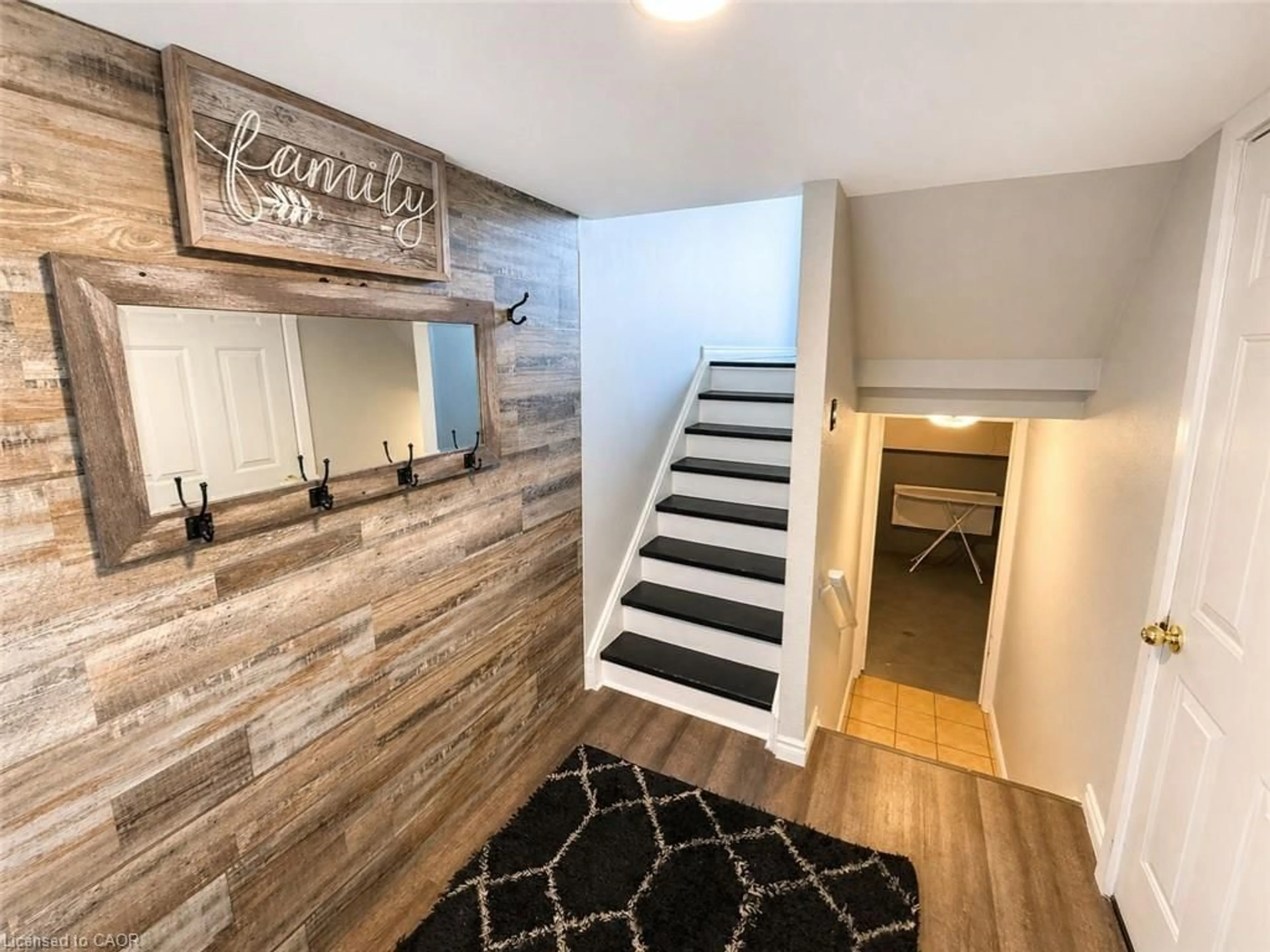 Indoor entryway for 11 Queenslea Dr #158, Hamilton Ontario L8W 1T7