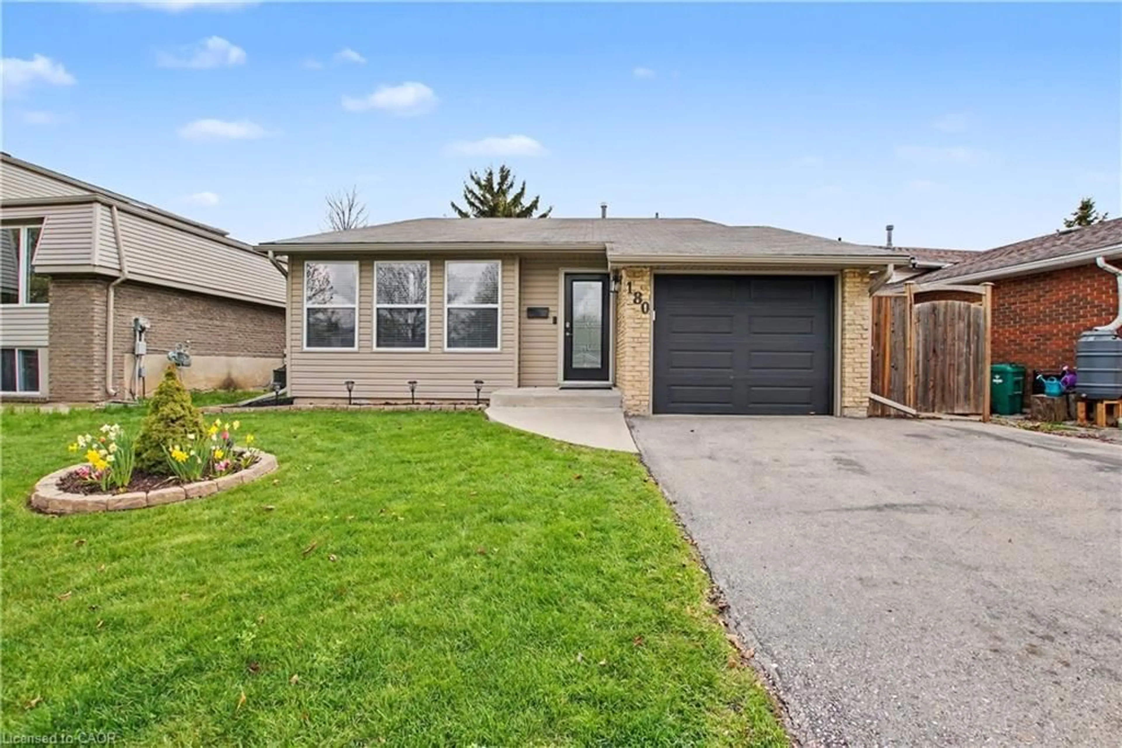 Home with vinyl exterior material, street for 180 Sunset Blvd, Cambridge Ontario N1S 4L2