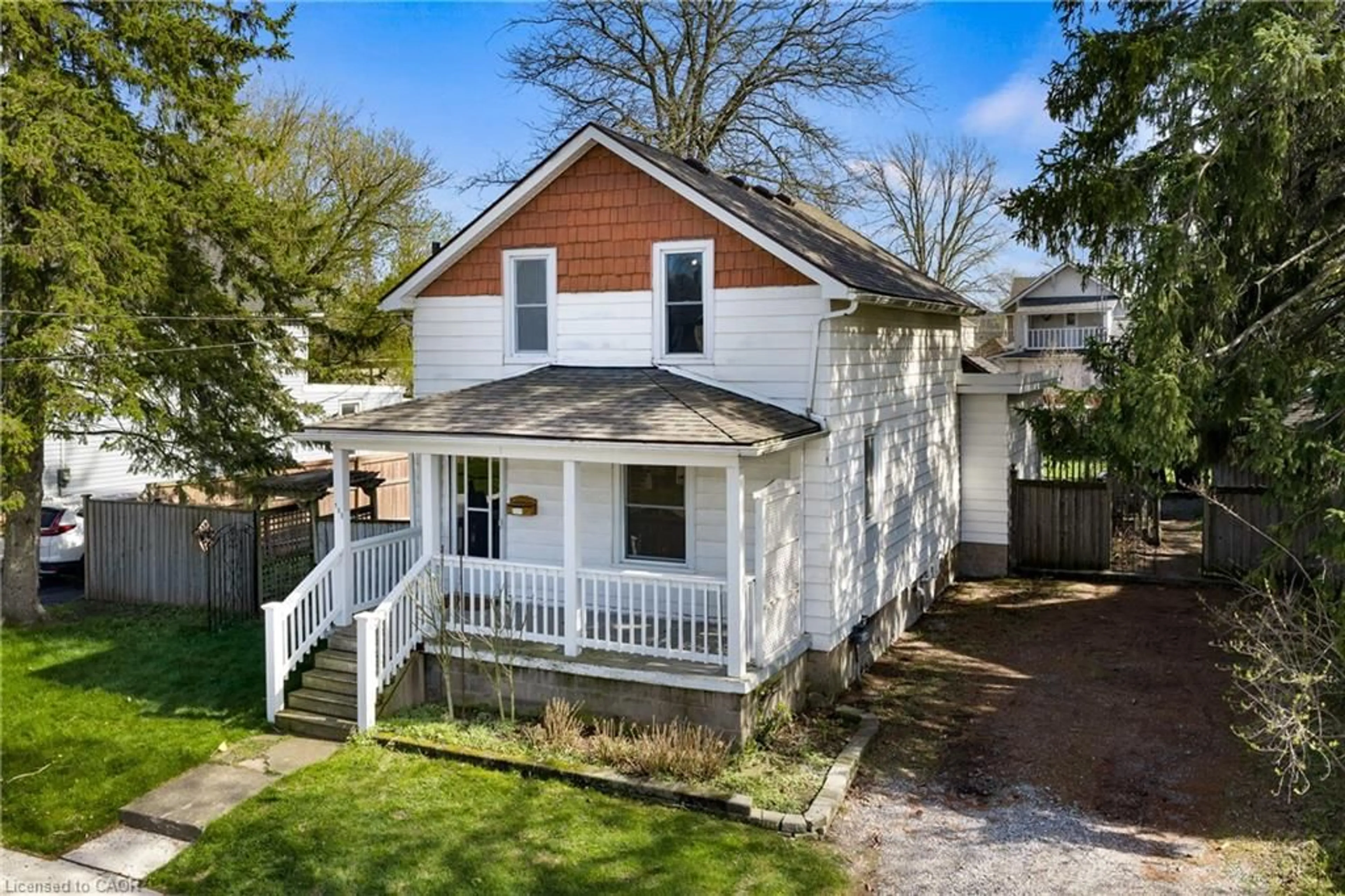 A pic from outside/outdoor area/front of a property/back of a property/a pic from drone, street for 105 Bald St, Welland Ontario L3C 5C2